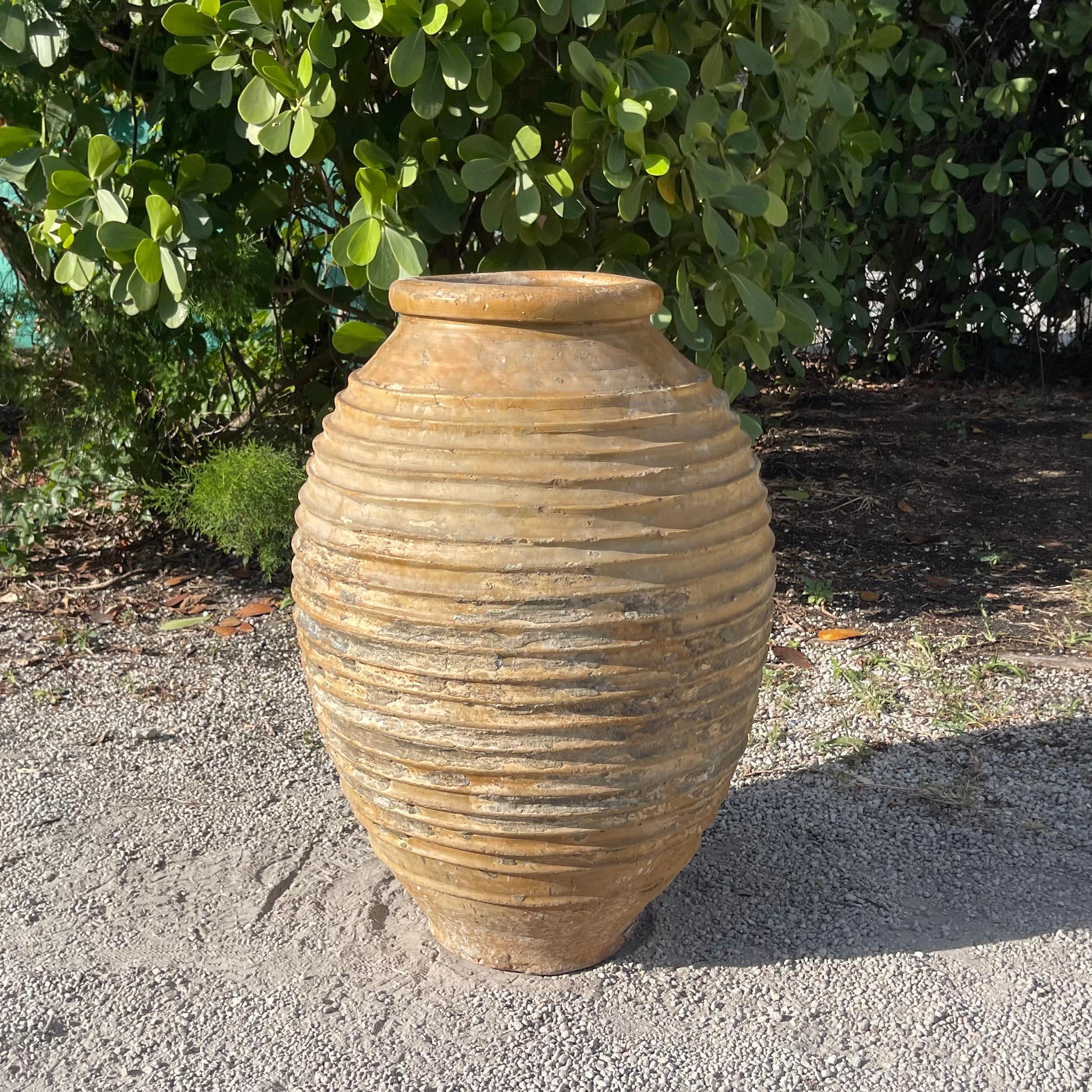 Vaso di Oliver in terracotta rustico mediterraneo del XIX secolo In condizioni buone in vendita a West Palm Beach, FL
