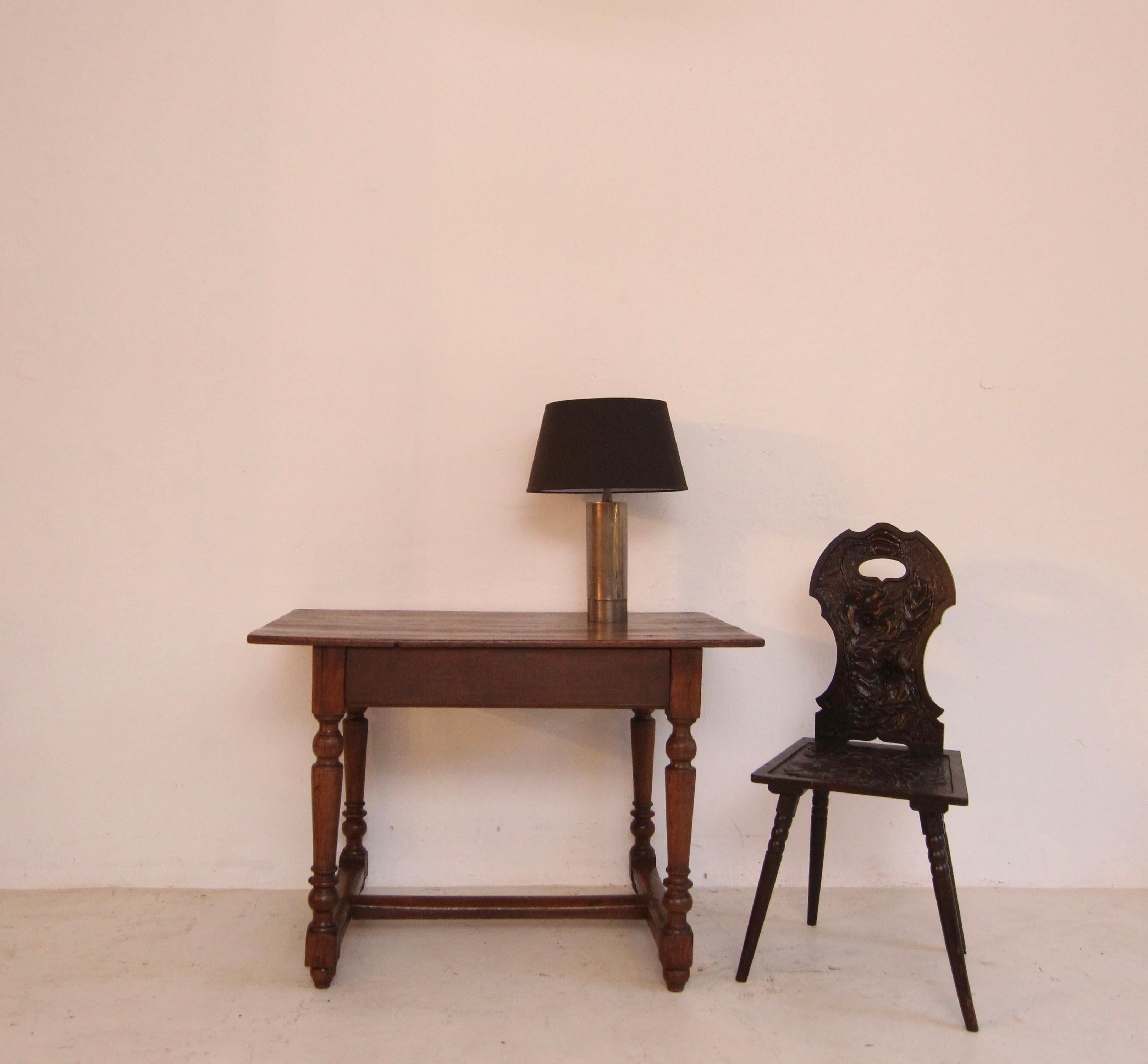 Une table d'appoint ou de service provinciale classique du 19e siècle. Fabriqué en chêne massif.

Piétement de table rectangulaire composé de 4 pieds ronds tournés avec entretoise en H, cadre et tiroir caché sous le plateau, qui dépasse largement