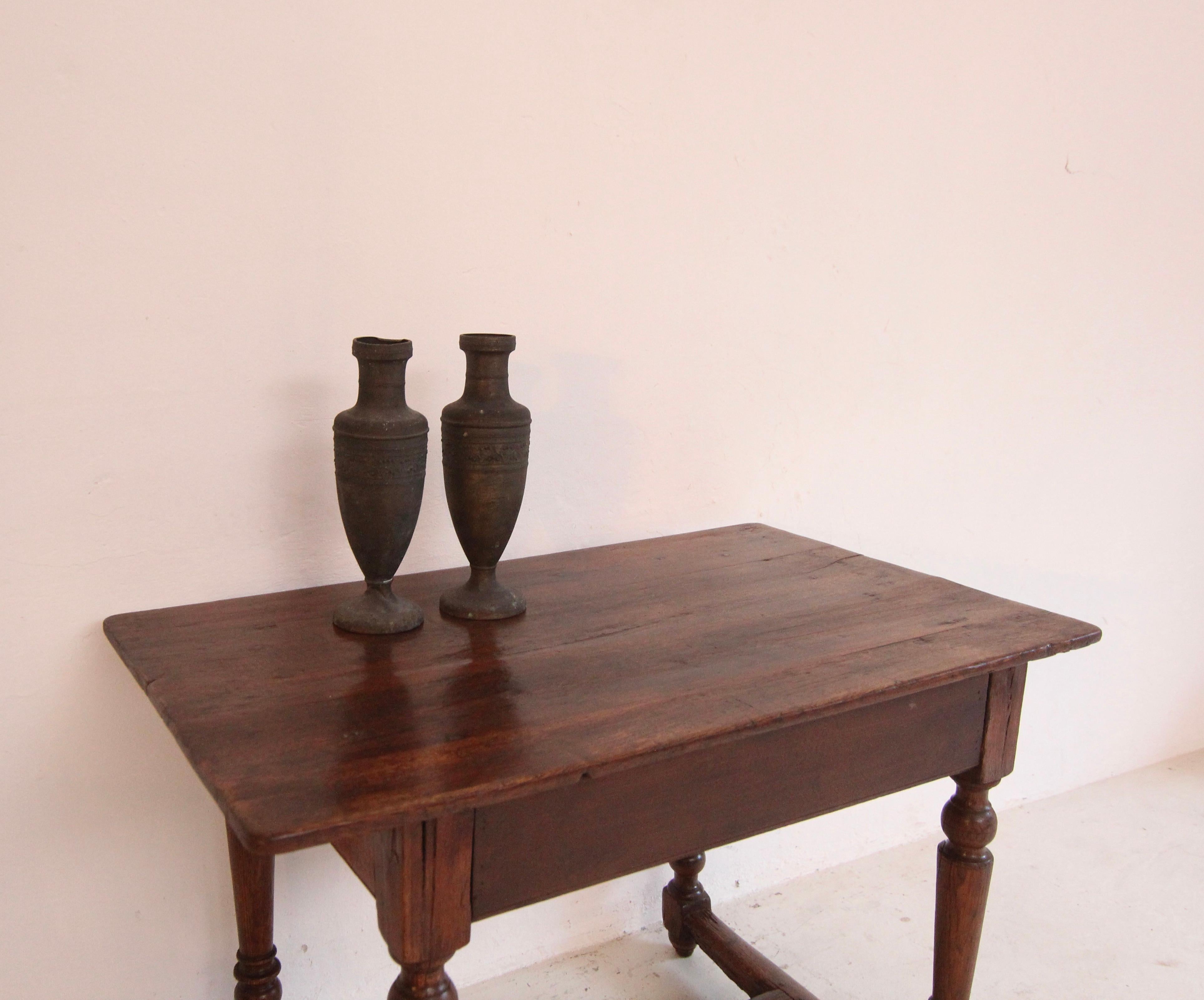 Table d'appoint ou de service en chêne rustique du XIXe siècle en vente 1