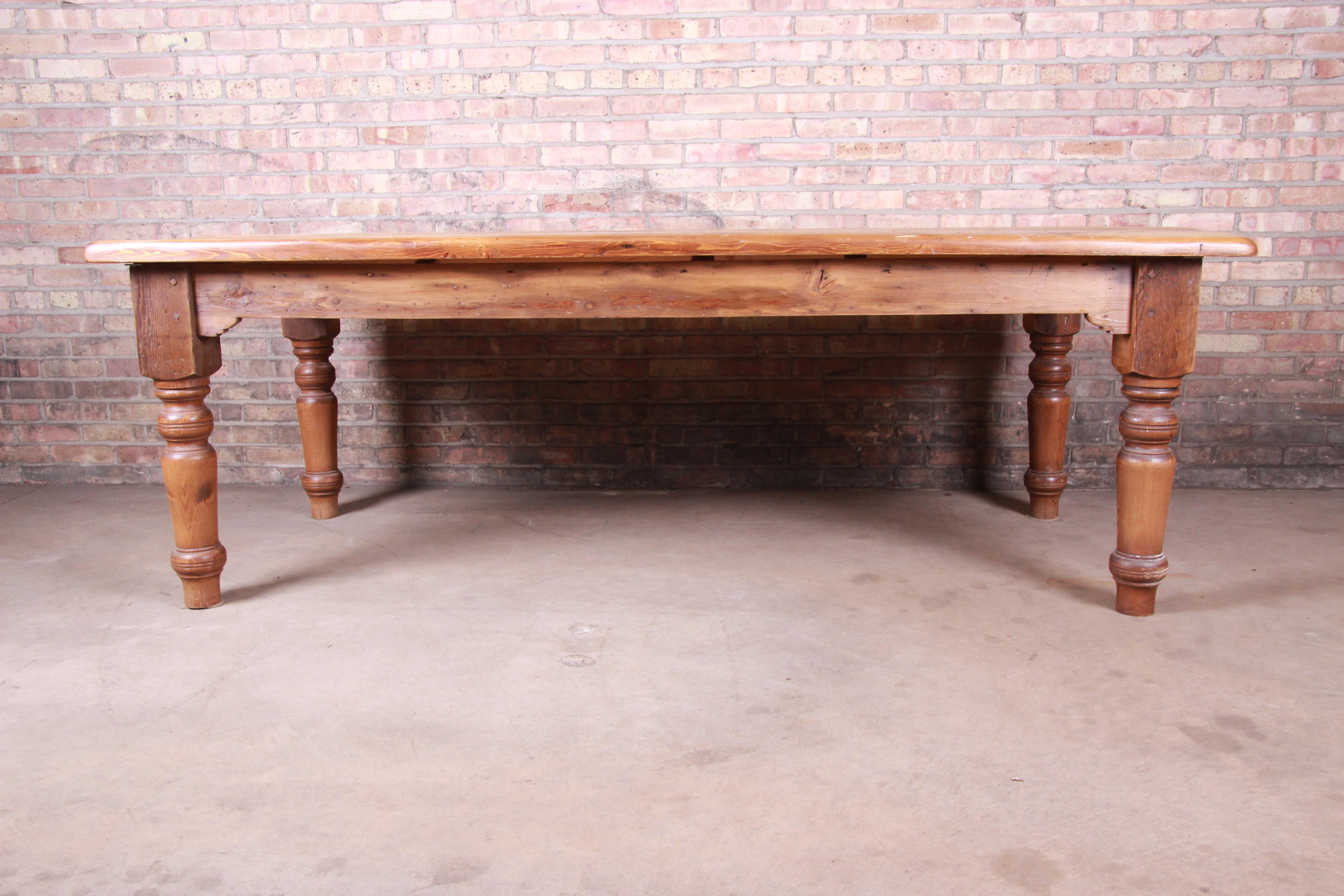 A gorgeous antique Primitive solid pine harvest table with turned legs

USA, 19th century

Measures: 90