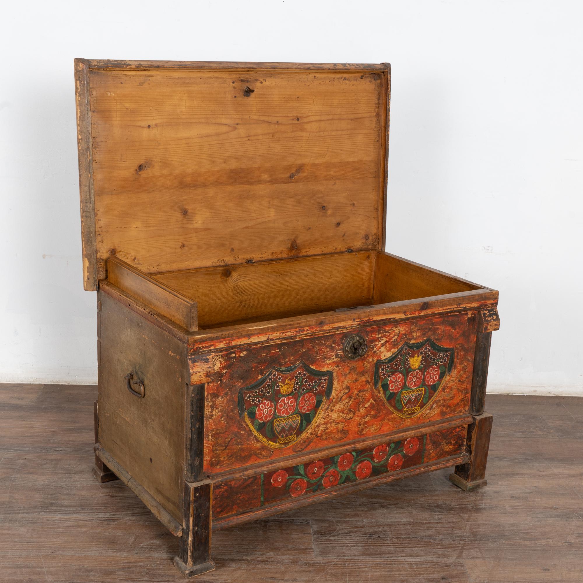 Rustique Coffre à plateau plat original peint en pin rustique du 19ème siècle en vente