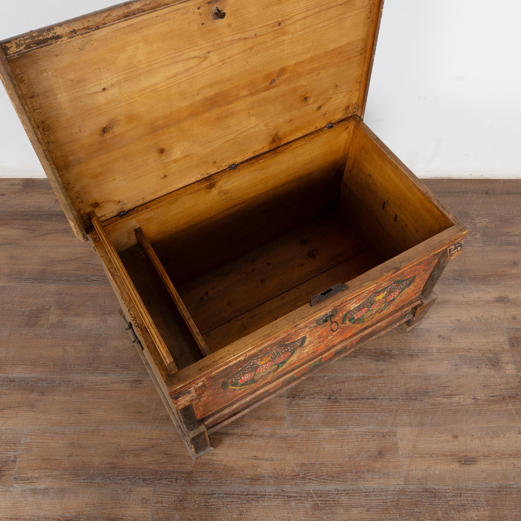 Hongrois Coffre à plateau plat original peint en pin rustique du 19ème siècle en vente