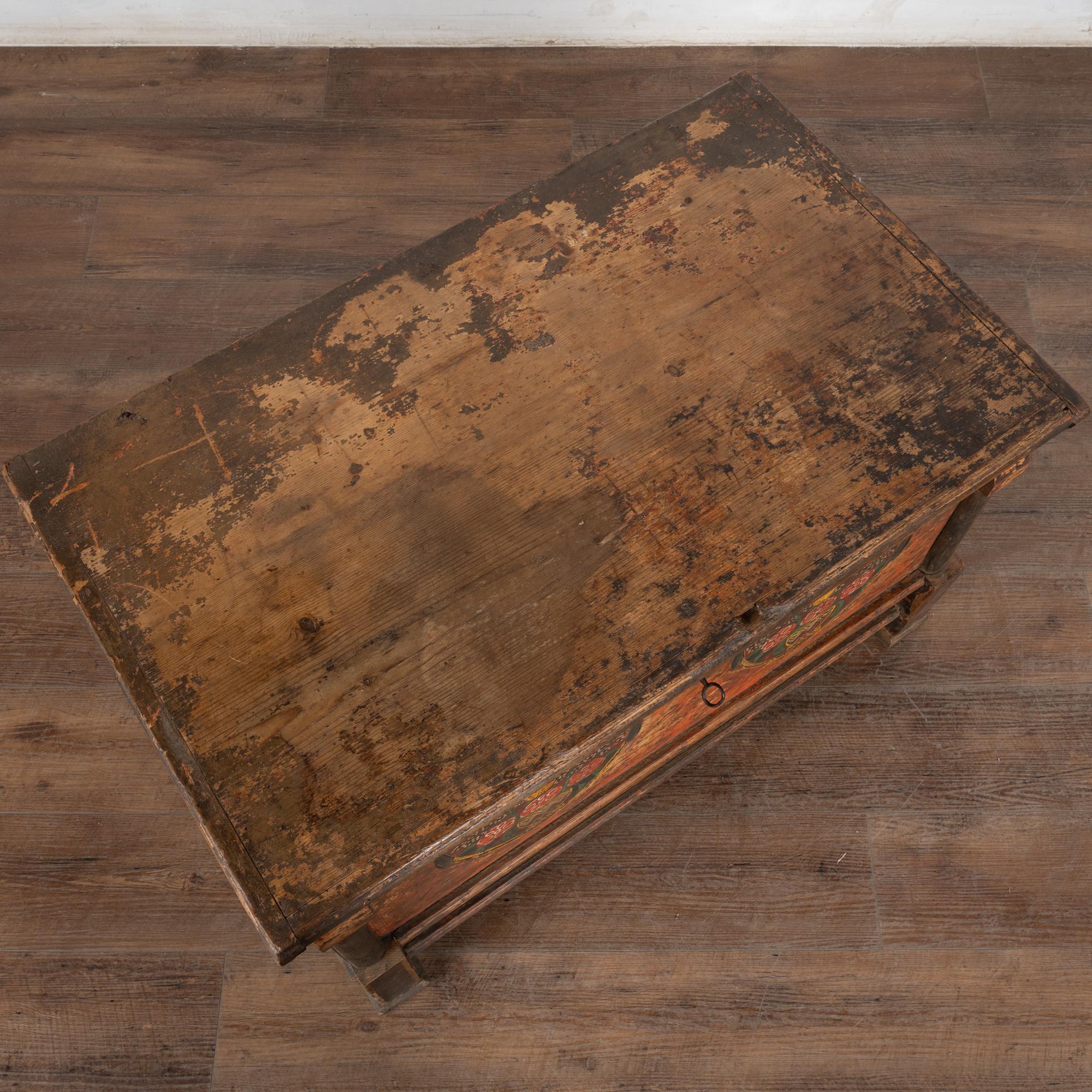 XIXe siècle Coffre à plateau plat original peint en pin rustique du 19ème siècle en vente