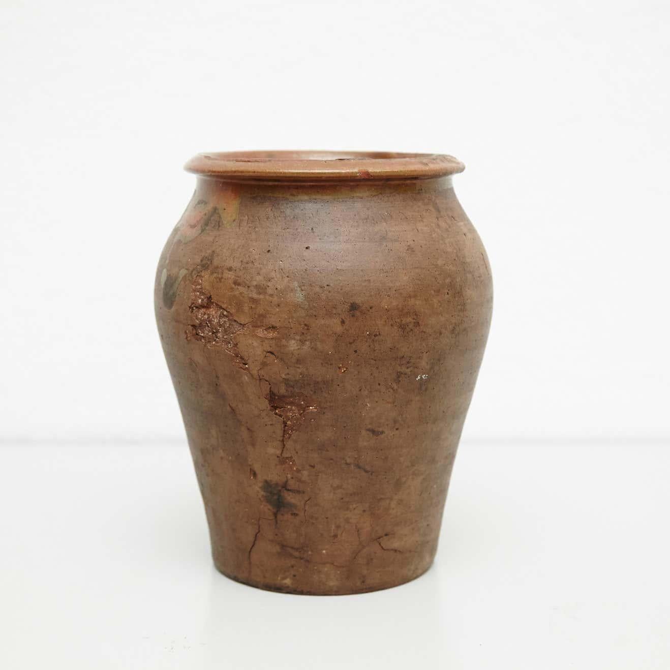 Ceramica tradizionale rustica e popolare del XIX secolo.  Di un artigiano sconosciuto, Francia.  In condizioni originali, con lievi usure dovute all'età e all'uso, che conservano una bella patina.    Materiali:  Ceramica    Dimensioni:    22 H. x 19
