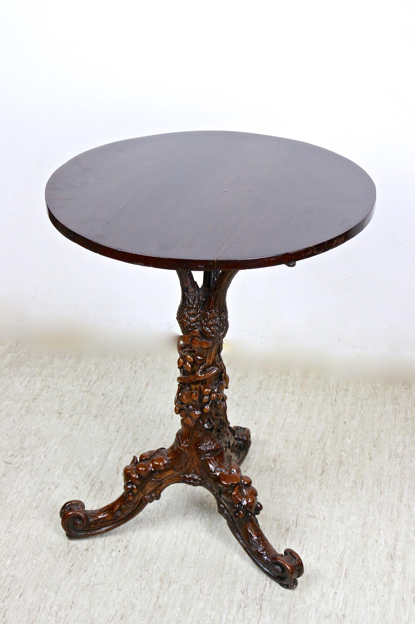 Tavolino rustico del XIX secolo con foglie e uva, intagliato a mano, AT 1880 ca. in vendita 8