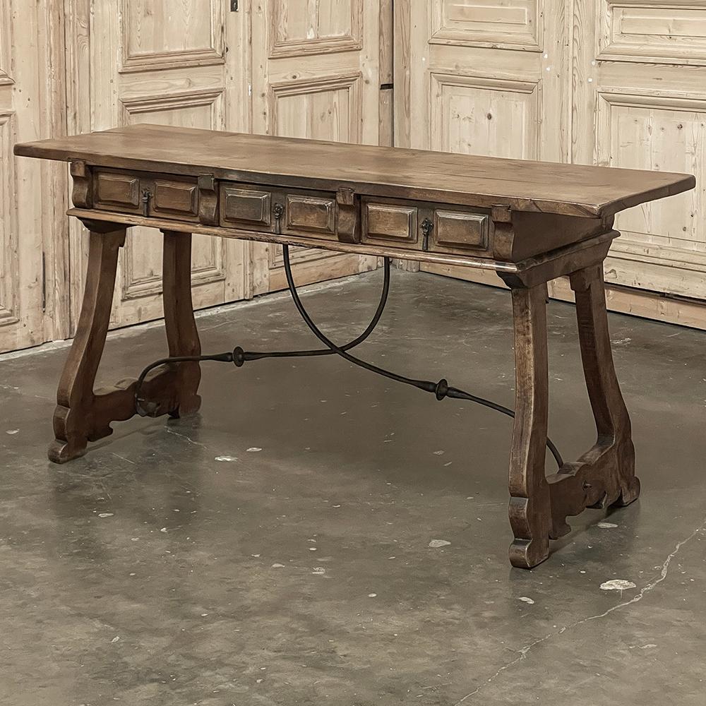 19th Century Rustic Spanish Colonial Console ~ Sofa Table ist auch perfekt als Schreibtisch geeignet, selbst wenn er hinter dem Sofa steht!  Die massive Bohlenplatte ist über einen Meter breit und bietet mehr Beinfreiheit als typische Schreibtische