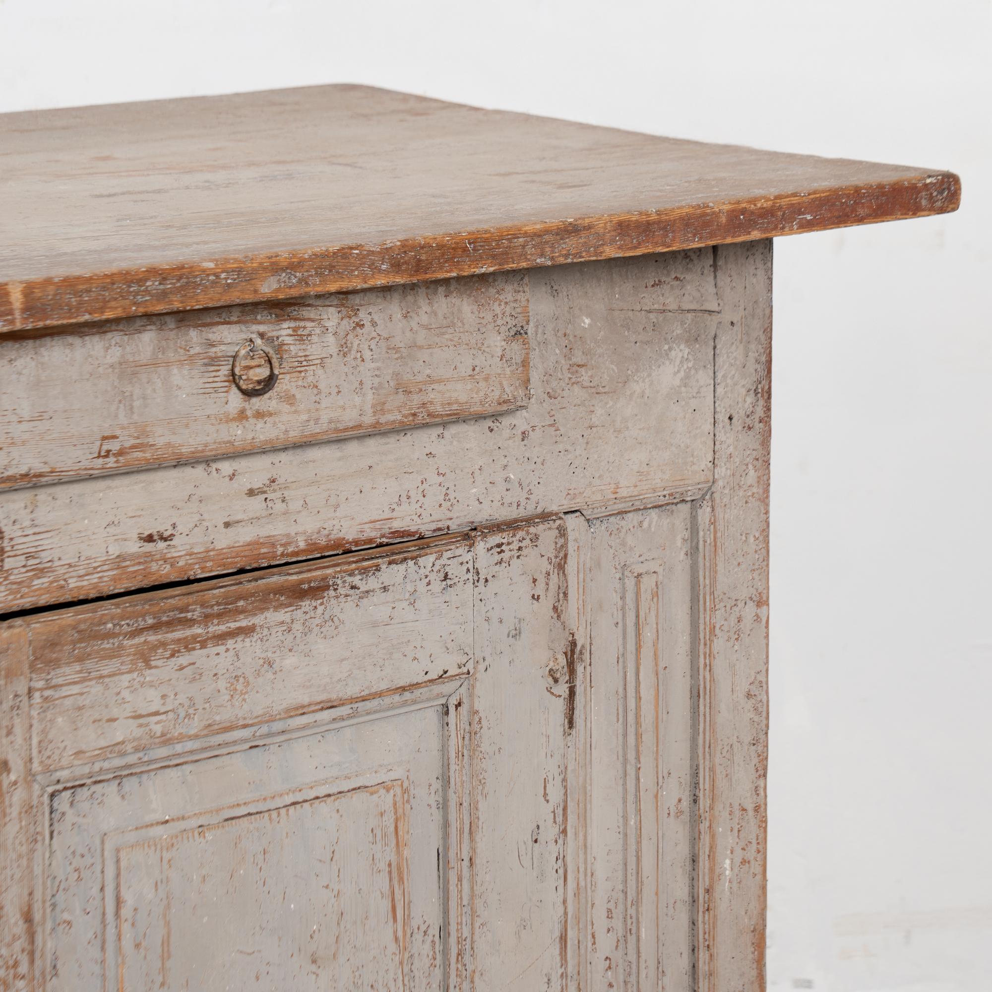 19ème siècle Rustic Swedish Country Gray Pine Cabinet with One Drawer en vente 4
