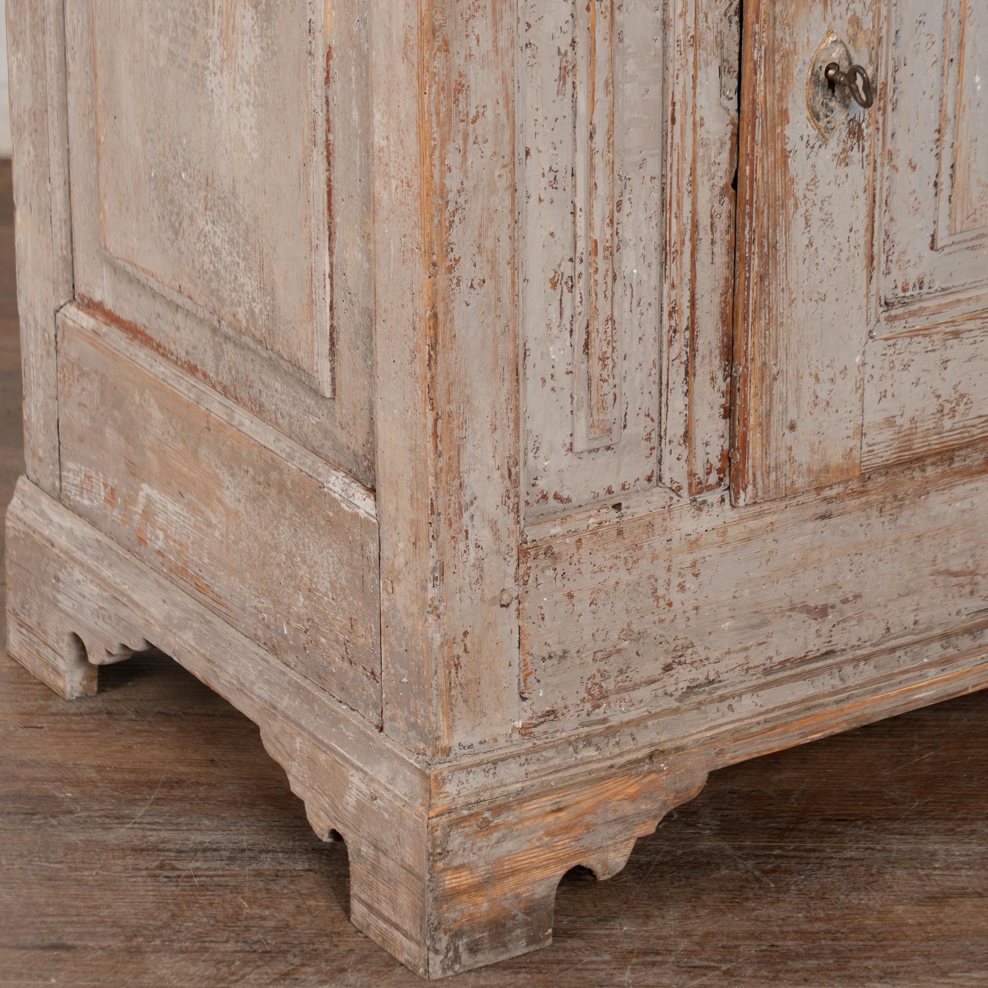 19ème siècle Rustic Swedish Country Gray Pine Cabinet with One Drawer en vente 6