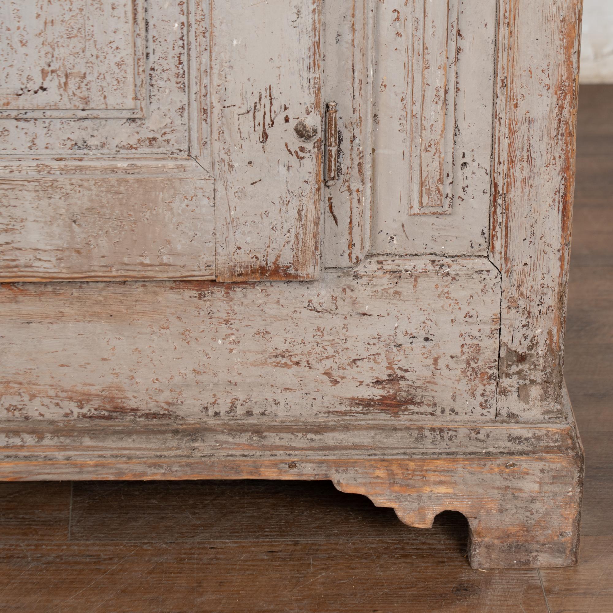 19ème siècle Rustic Swedish Country Gray Pine Cabinet with One Drawer en vente 9