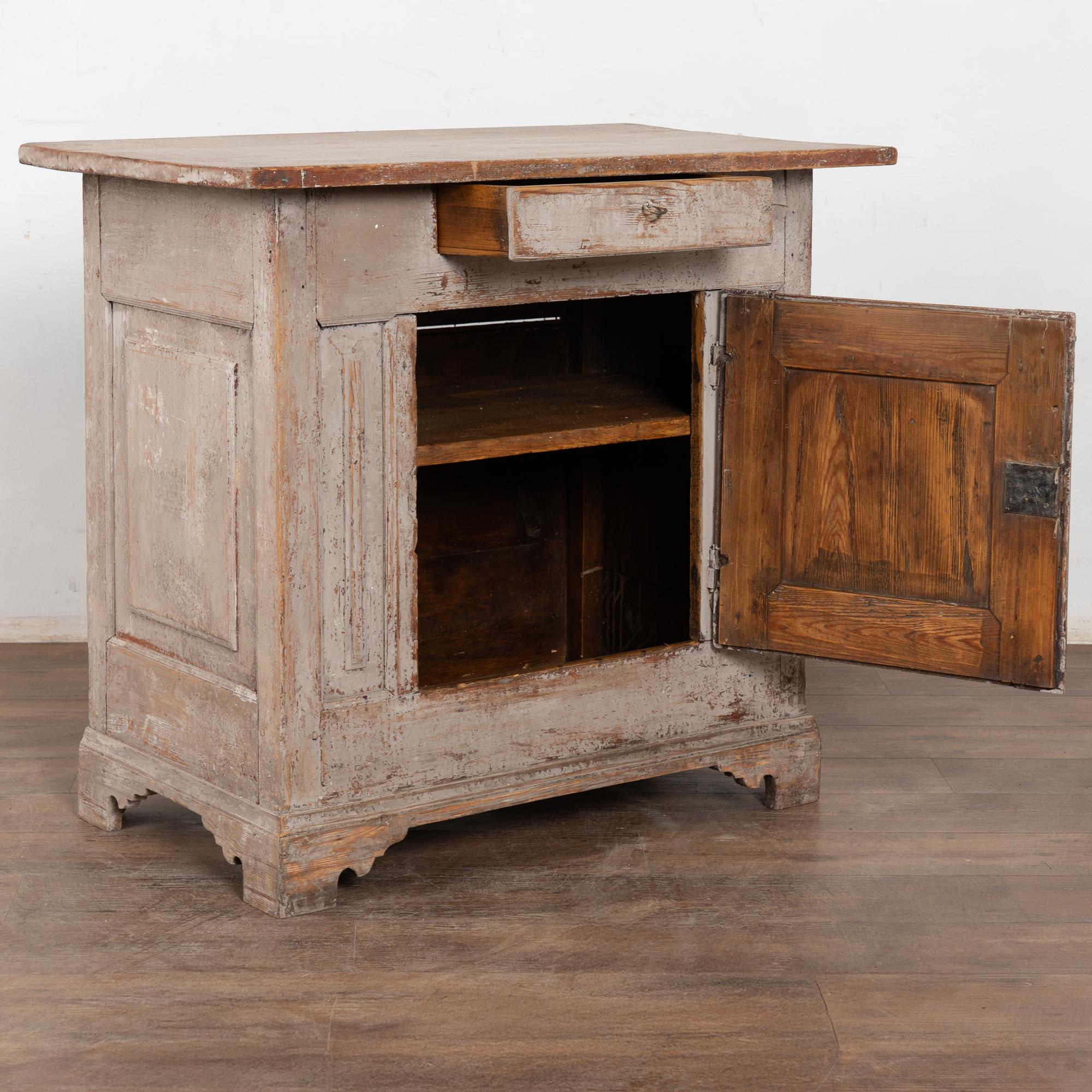 Rustique 19ème siècle Rustic Swedish Country Gray Pine Cabinet with One Drawer en vente