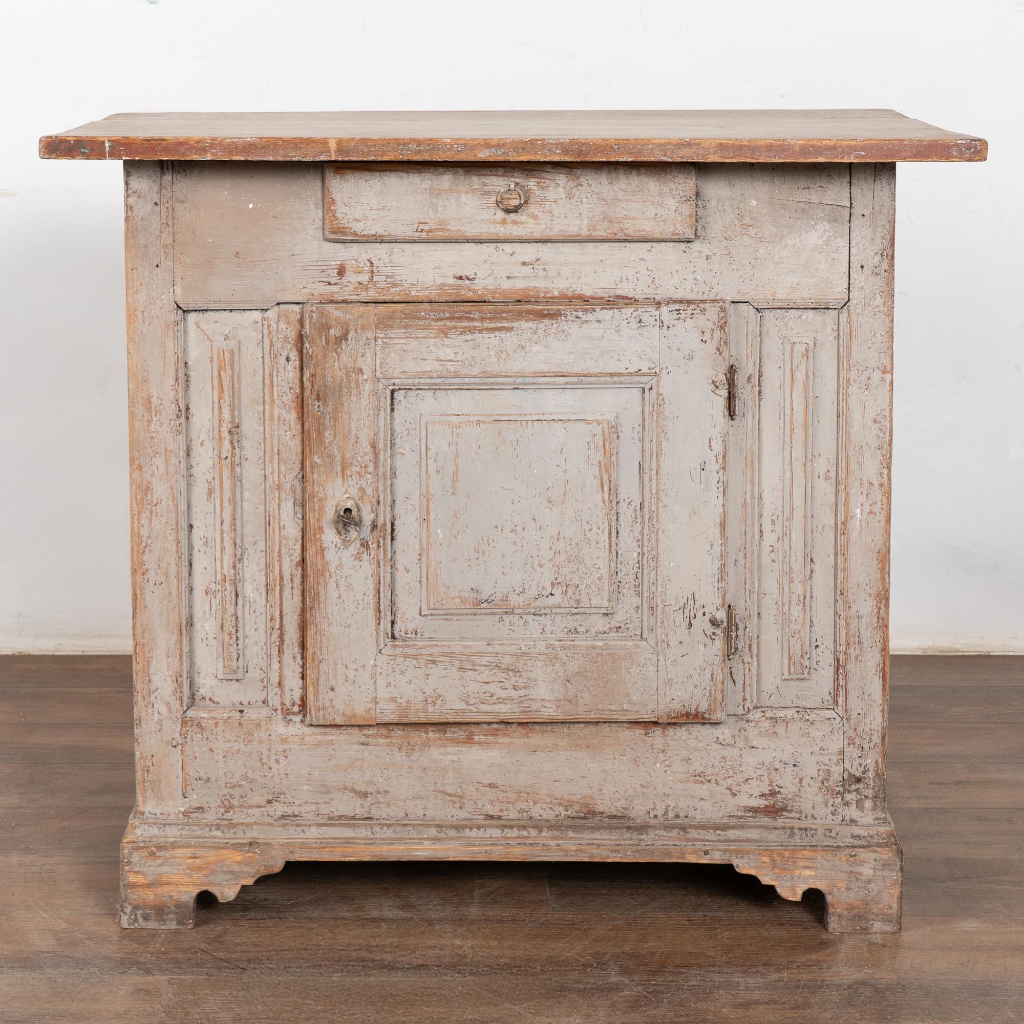 Suédois 19ème siècle Rustic Swedish Country Gray Pine Cabinet with One Drawer en vente
