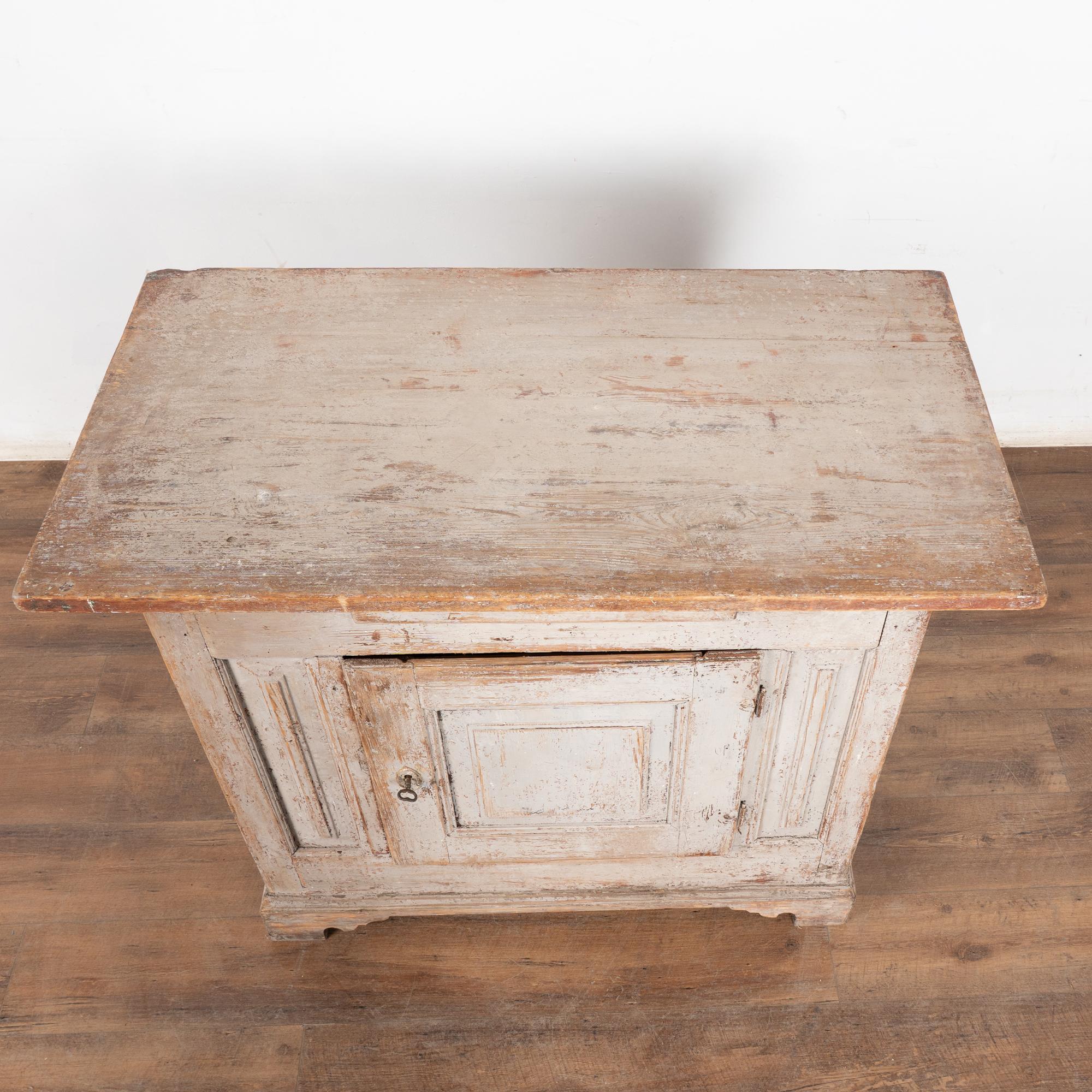 19ème siècle Rustic Swedish Country Gray Pine Cabinet with One Drawer État moyen - En vente à Round Top, TX