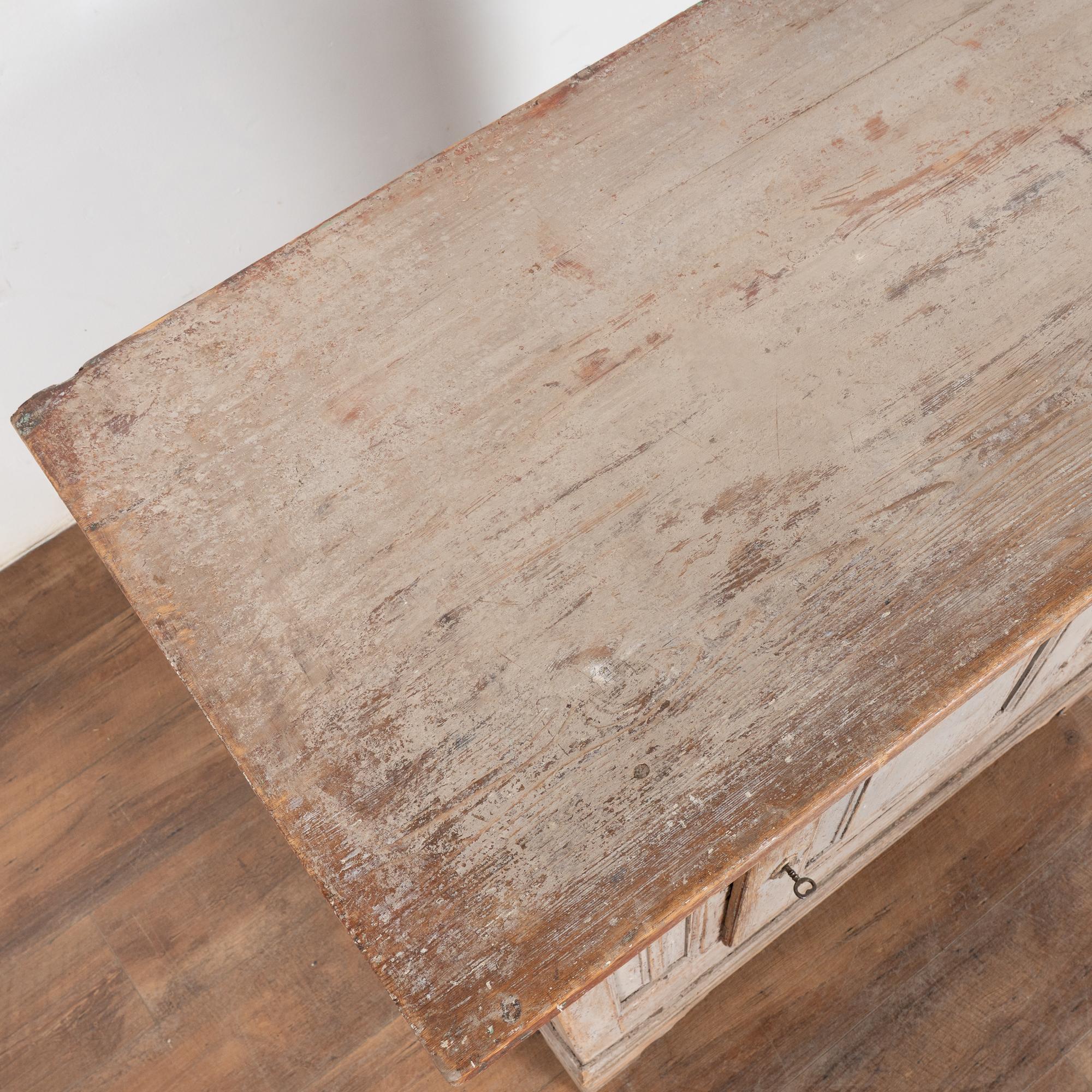 XIXe siècle 19ème siècle Rustic Swedish Country Gray Pine Cabinet with One Drawer en vente