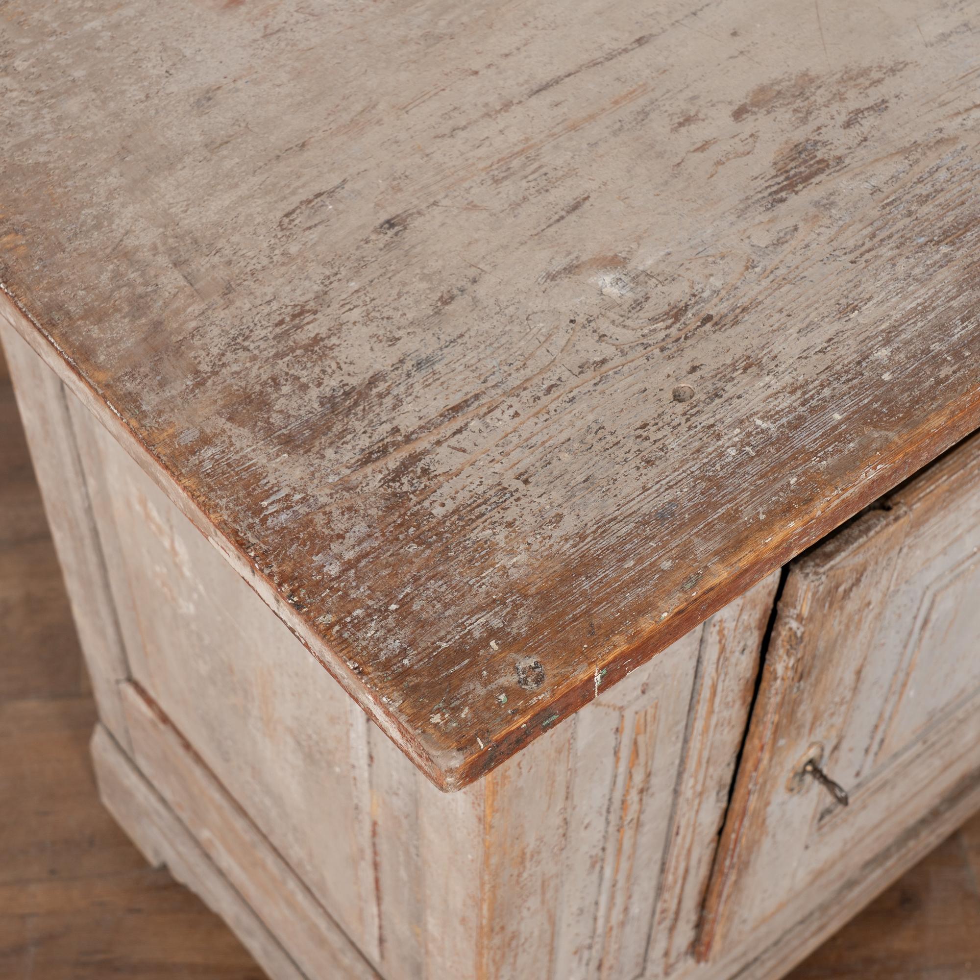 19ème siècle Rustic Swedish Country Gray Pine Cabinet with One Drawer en vente 2