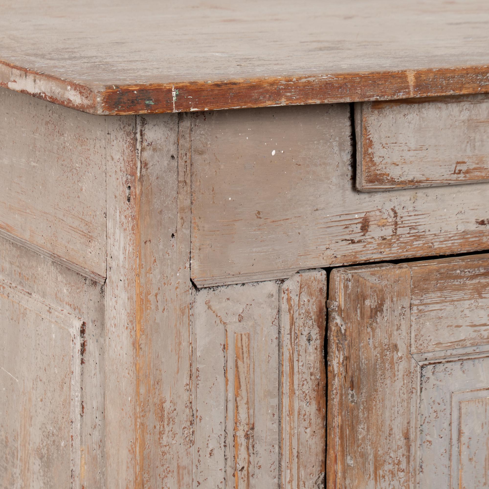 19ème siècle Rustic Swedish Country Gray Pine Cabinet with One Drawer en vente 3
