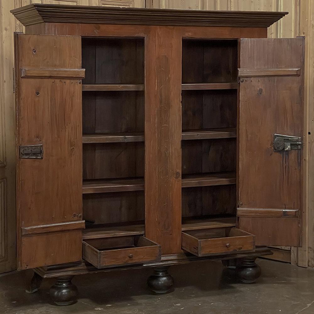 XIX secolo Armoire rustico svedese del 19° secolo dipinto in vendita