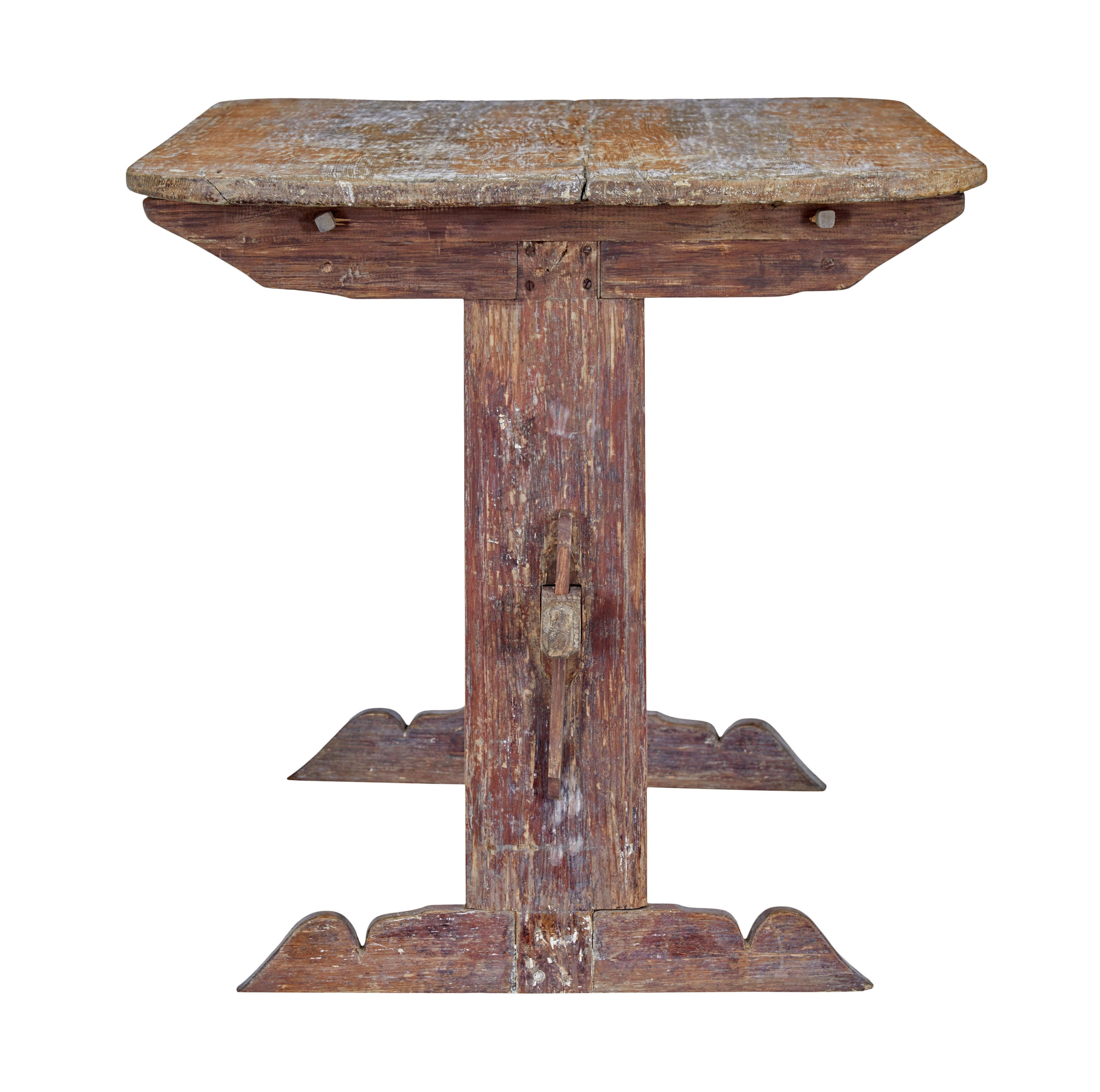 Rustique Table à tréteaux rustique suédoise peinte du 19e siècle en vente
