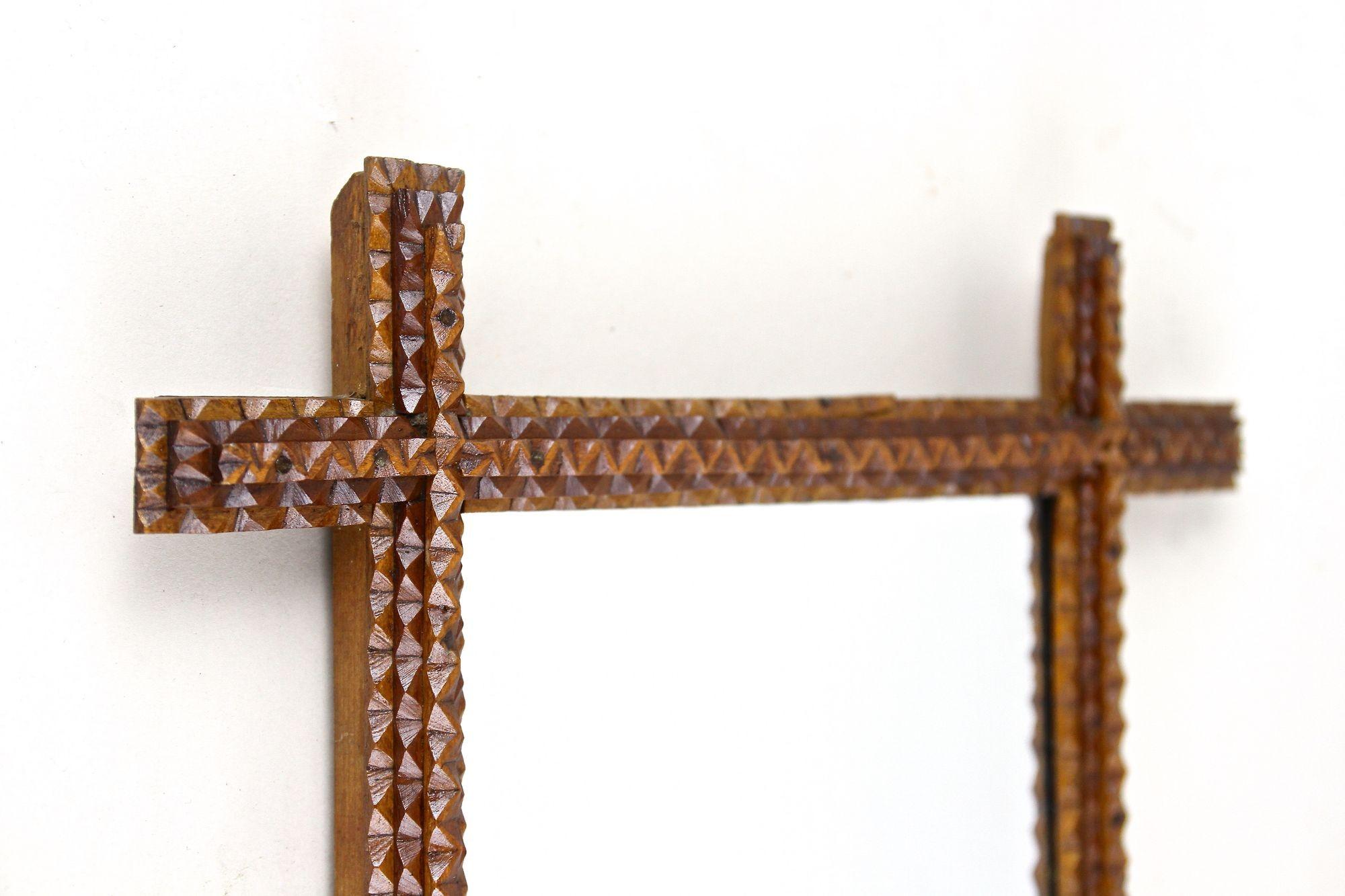 Austriaco Specchio rustico Tramp Art del XIX secolo, intagliato a mano, Austria, circa 1880 in vendita