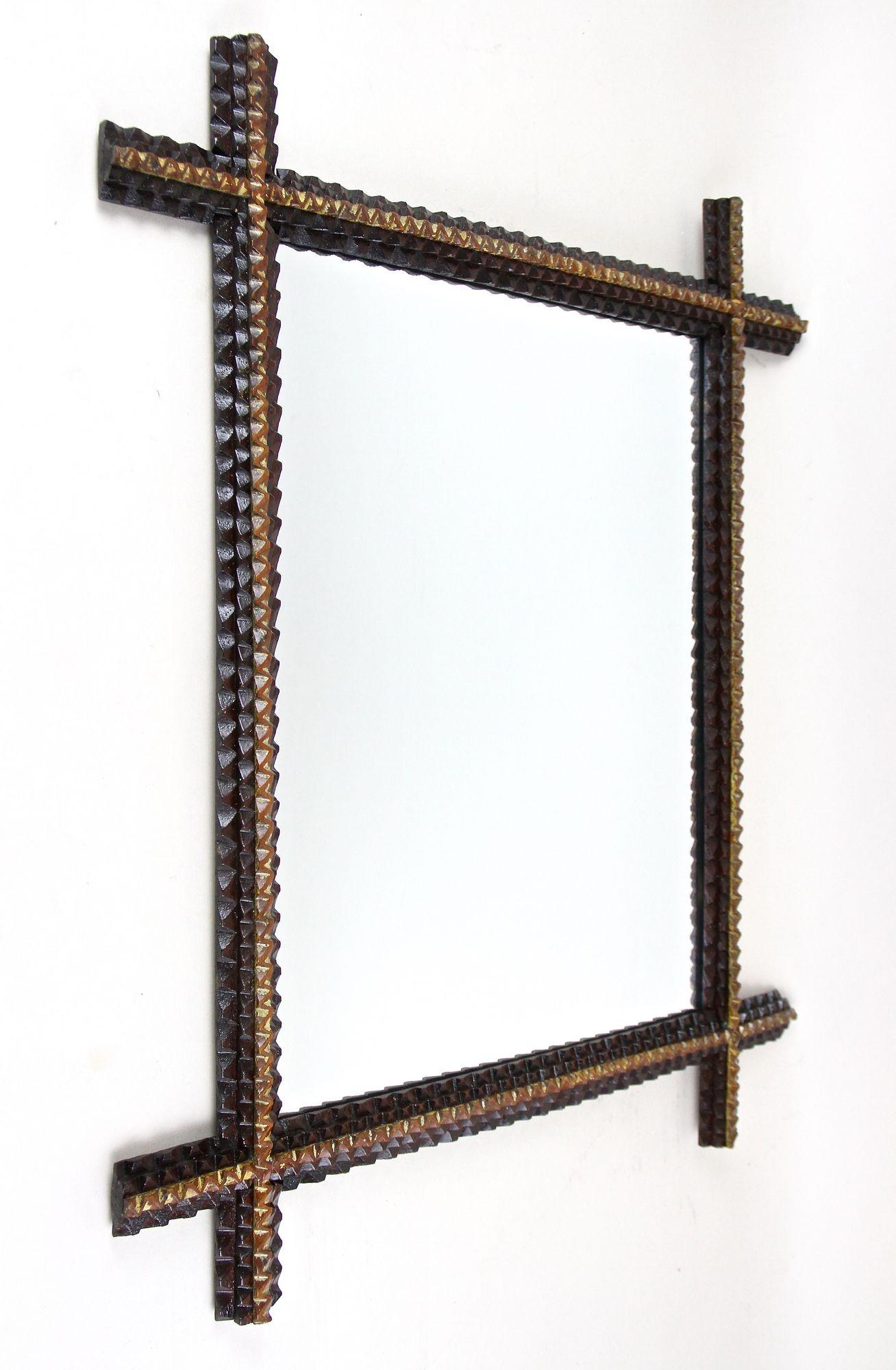 Magnifique et unique miroir mural Tramp Art sculpté à la main à la fin du 19e siècle en Autriche. Sculpté avec art à la main vers 1880, cet extraordinaire miroir mural rustique impressionne par son extraordinaire design entaillé et ses coins