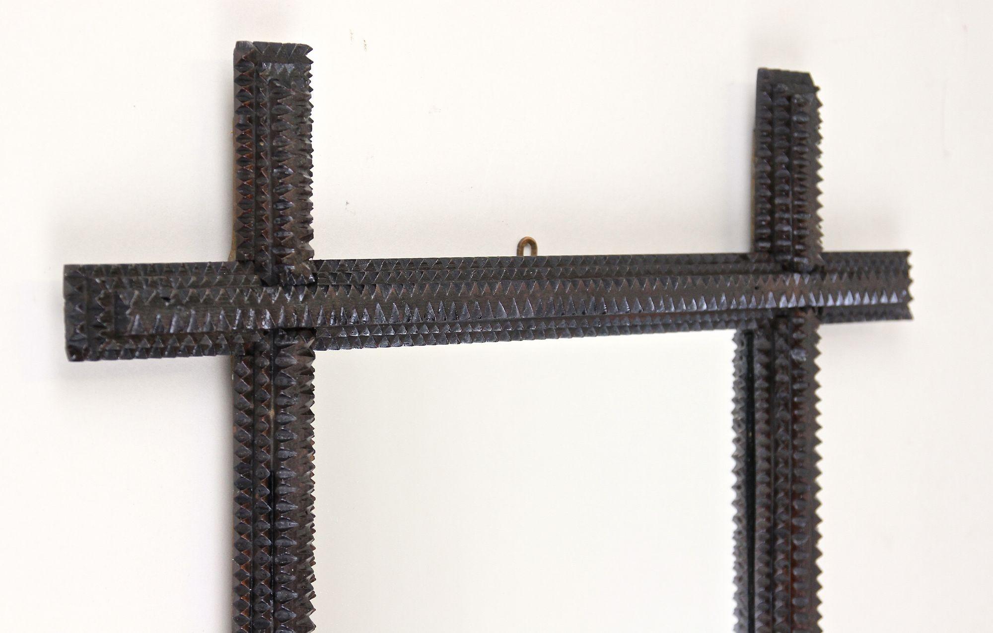 Autrichien Miroir mural Rustic Tramp Art du 19ème siècle - Sculpté à la main, Autriche vers 1870 en vente