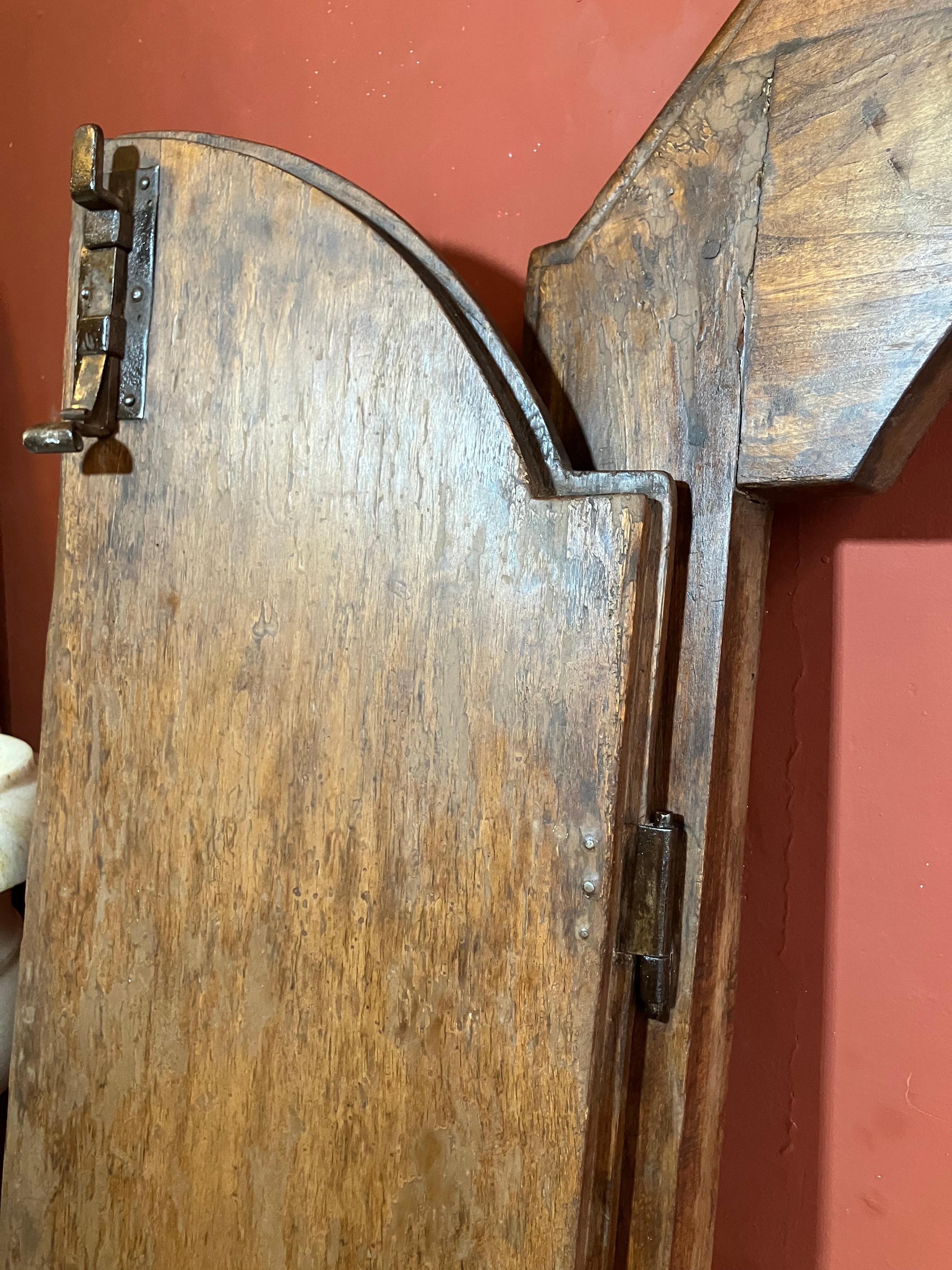 19th-Century Rustic Tuscan Window in Solid Wood Original Wrought Iron Hardware For Sale 4