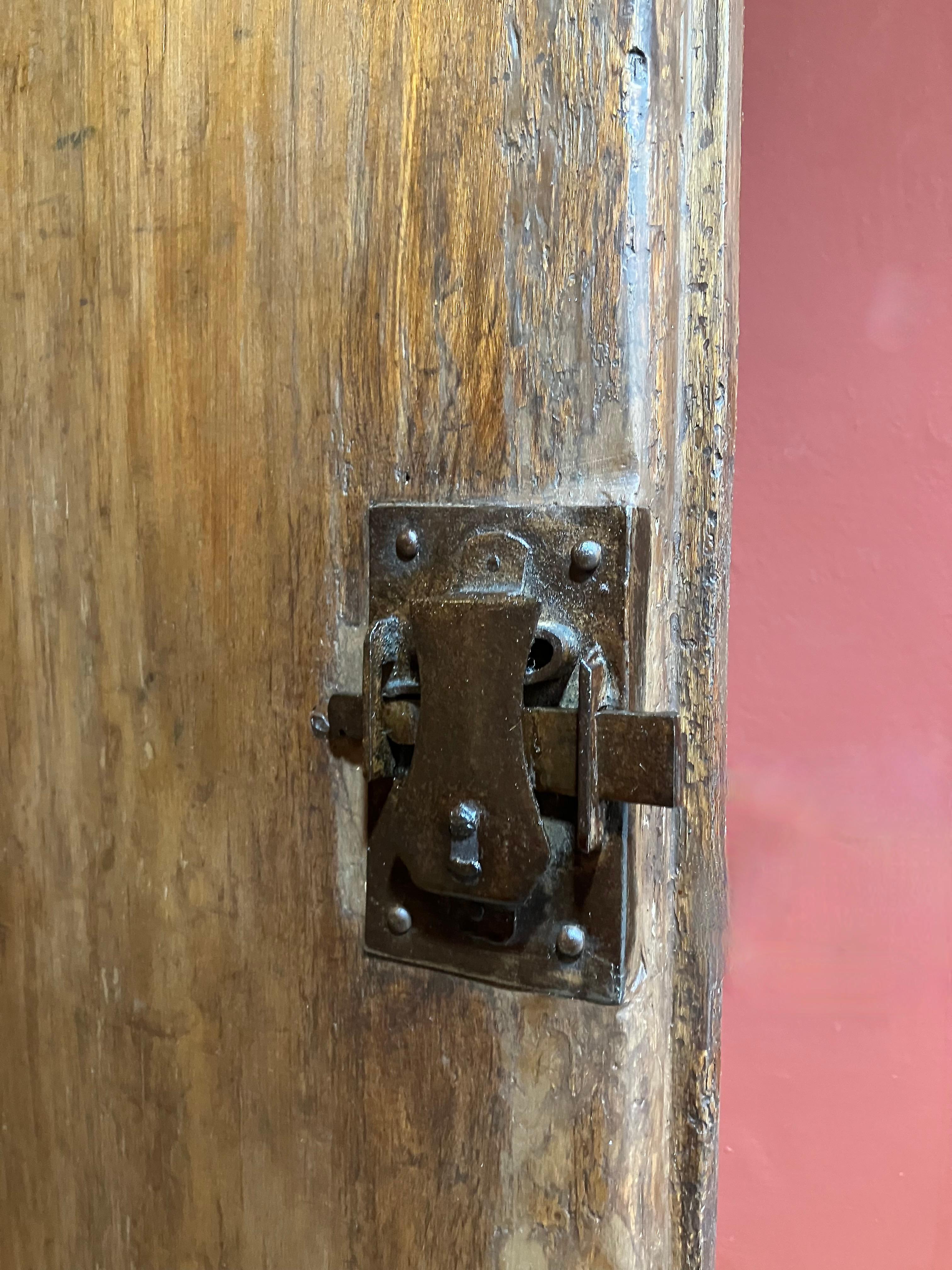 19th-Century Rustic Tuscan Window in Solid Wood Original Wrought Iron Hardware For Sale 6