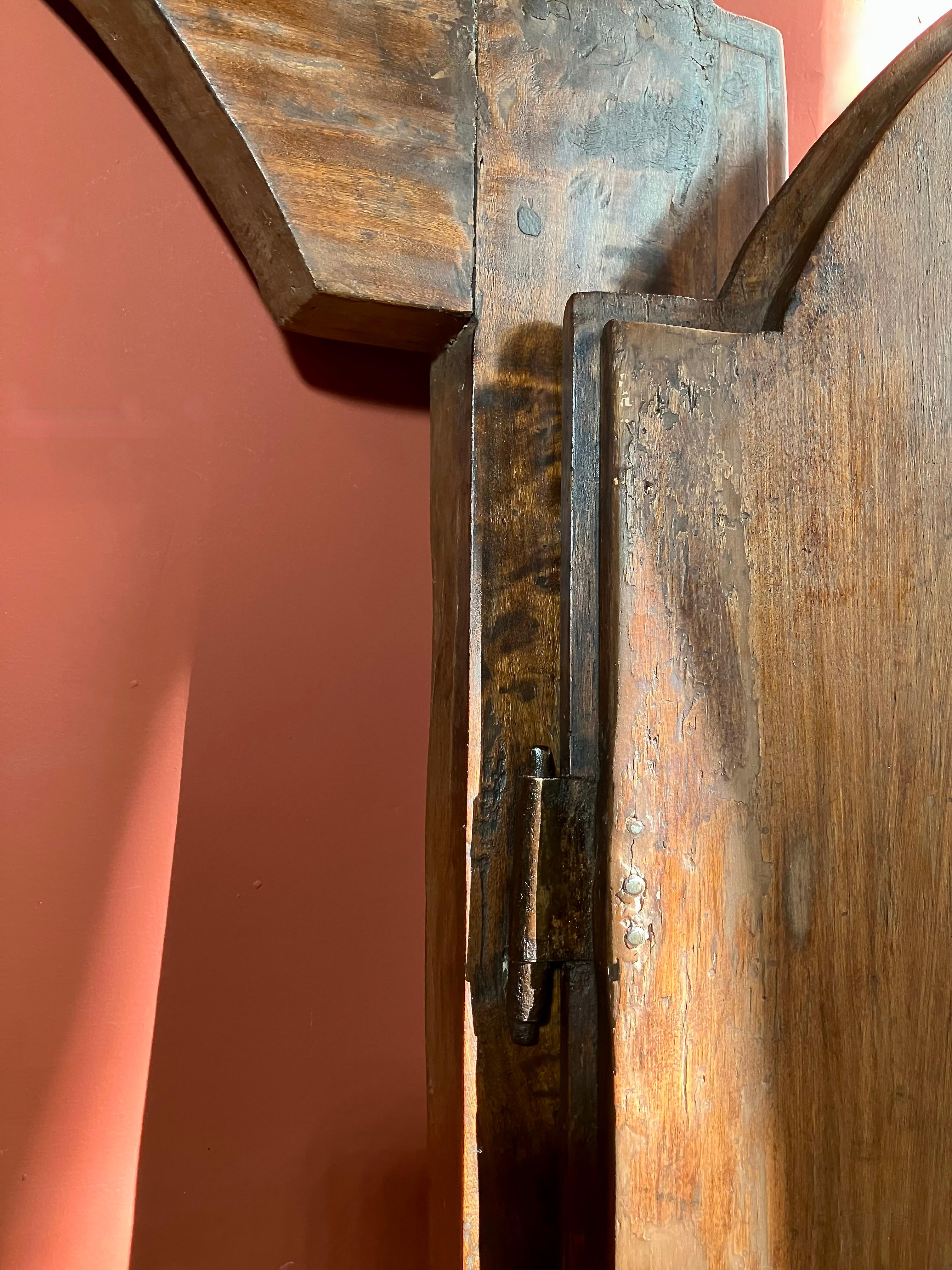 19th-Century Rustic Tuscan Window in Solid Wood Original Wrought Iron Hardware For Sale 8