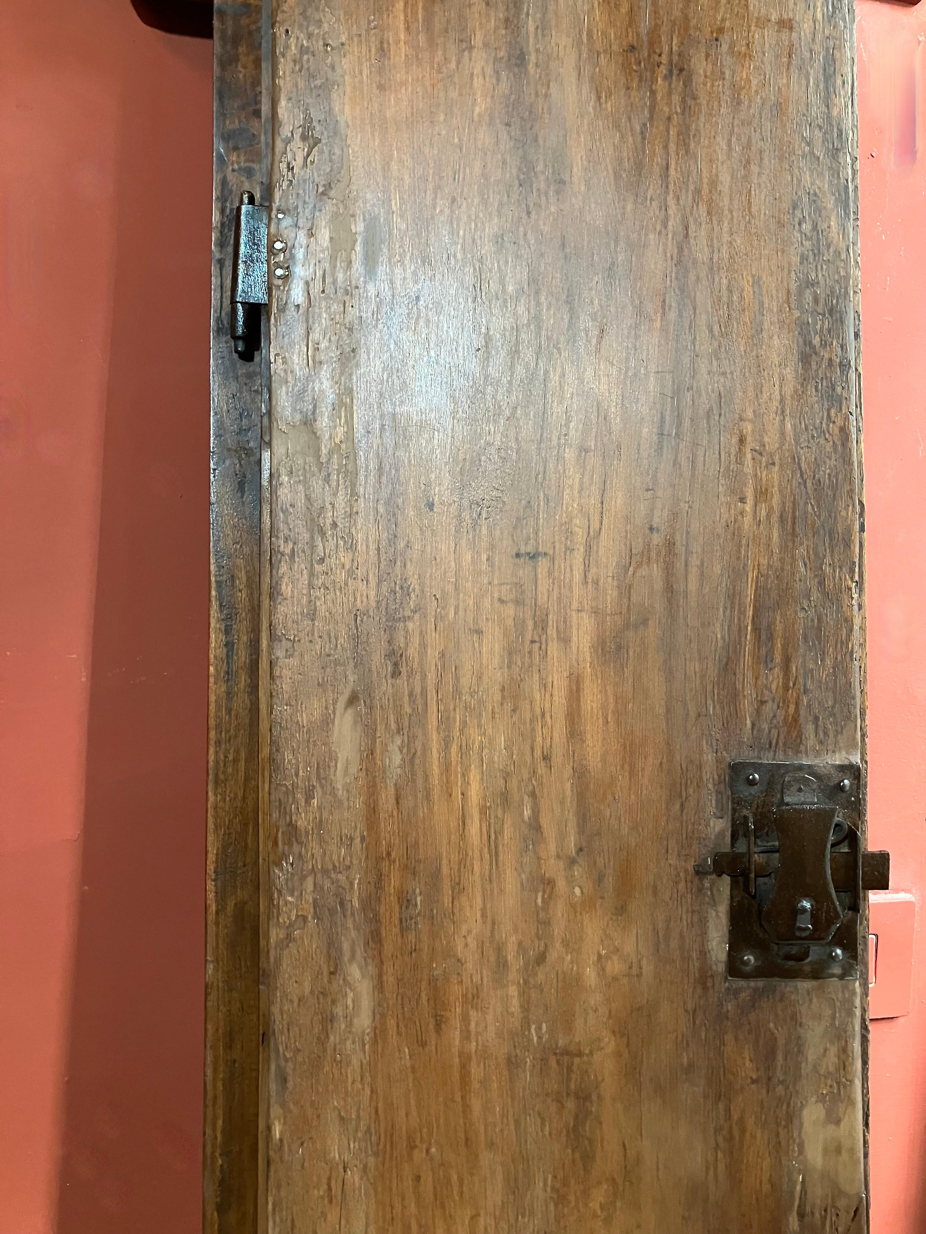 19th-Century Rustic Tuscan Window in Solid Wood Original Wrought Iron Hardware In Good Condition For Sale In Firenze, IT