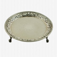 Bandeja de plata de ley repoussé S. Kirk & Son, siglo XIX