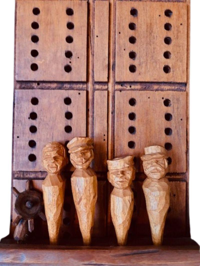 Arte popolare Tavola da cribbage intagliata da marinaio del XIX secolo con barca a pale e pioli figurativi in vendita