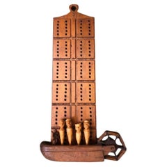 Tableau de cribbage sculpté d'un marin du 19e siècle avec bateau à aubes et piquets figuratifs