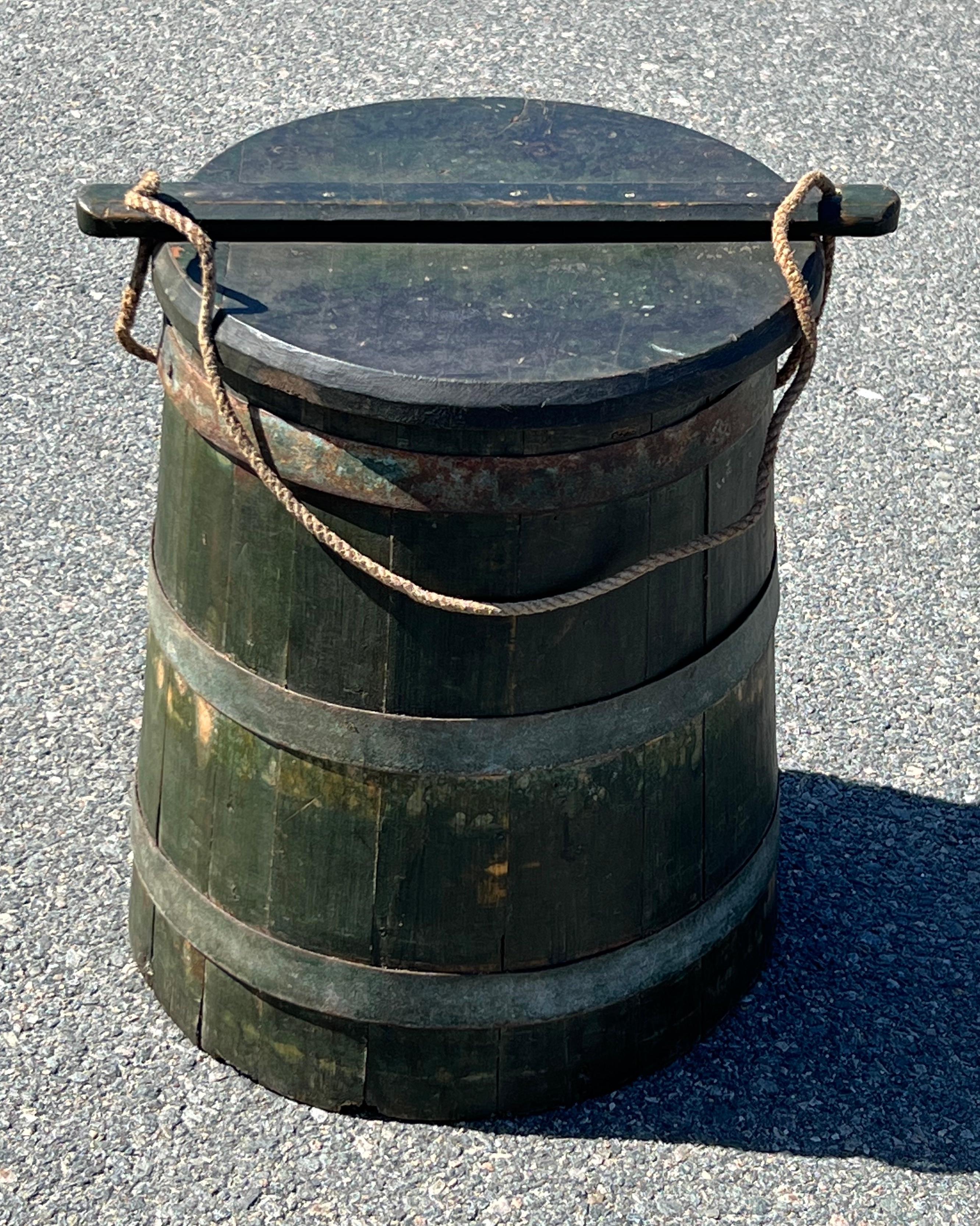 Metal Large 19th Century Wooden Bucket in Green Paint For Sale