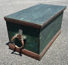 Matrosentruhe aus dem 19. Jahrhundert mit Originalfarbe und Seilbügeln