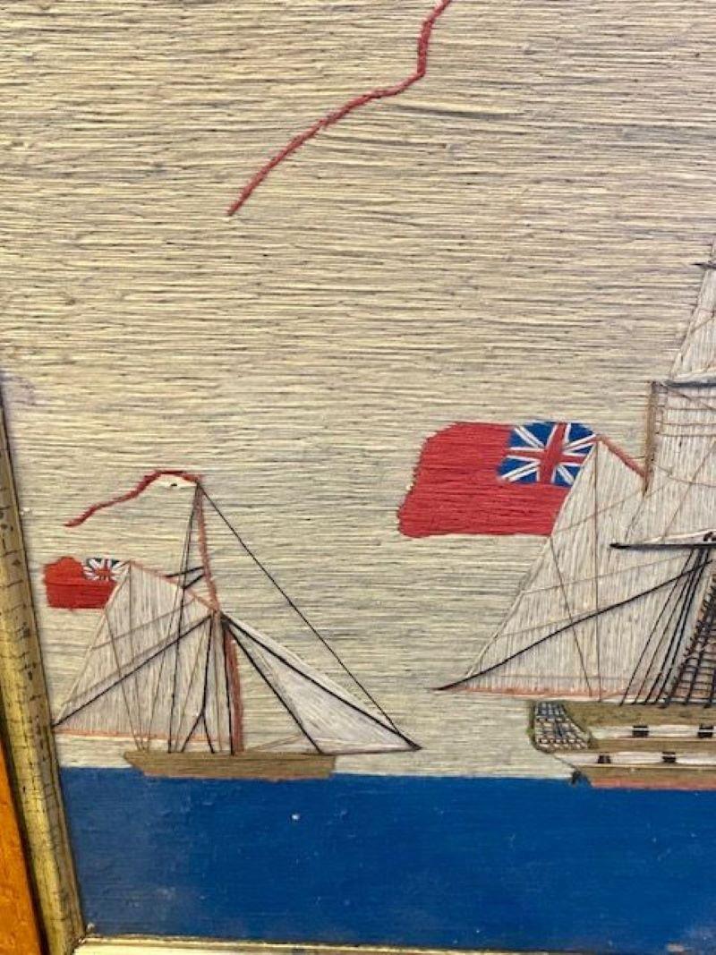 19th Century Sailor's Folk Art Woolie with Triple Decker Ship of the Line and Sloop, ca. 1850, zeigt ein majestätisches, quadratisch getakeltes Dreidecker-Kriegsschiff in der Steuerbordansicht (das unterste Kanonendeck ist fast überflutet), das die