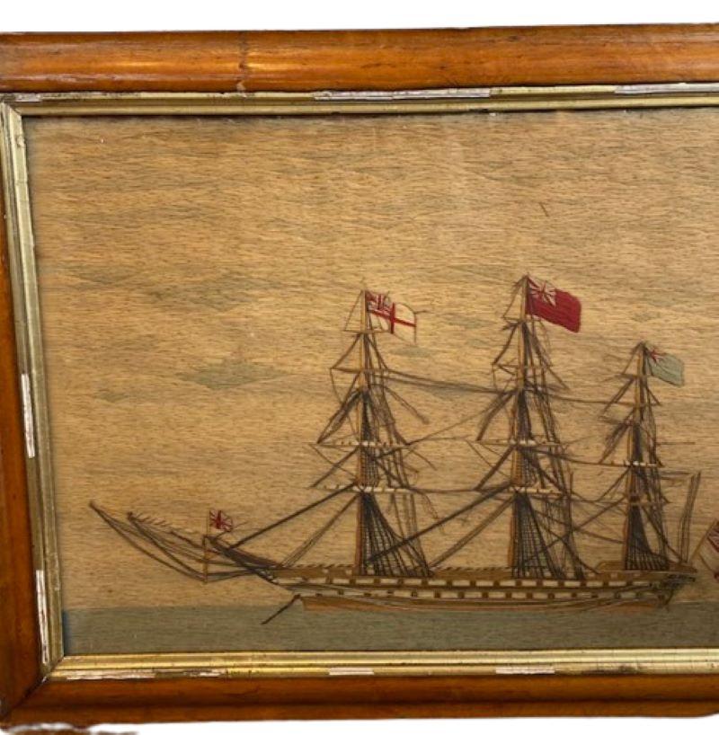 Laine d'art populaire de marin du XIXe siècle représentant un navire de ligne à deux ponts, vers 1850, représentant une vue latérale à gauche d'un navire de guerre à deux ponts, gréé en carré, avec un gréement dormant, toutes voiles roulées, à