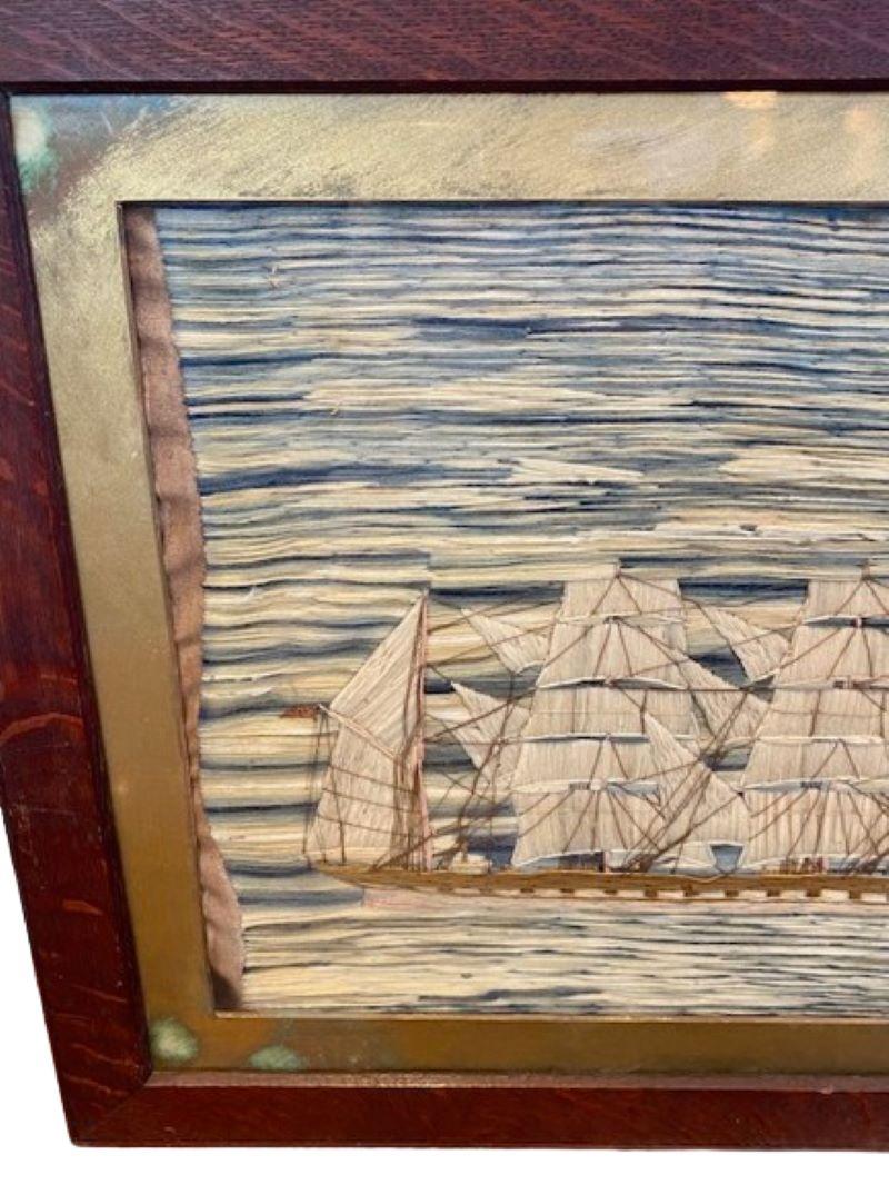 Laine de marin de la fin du XIXe siècle représentant une barque à quatre mâts, vers 1880, un tableau de laine de marin fait à la main représentant une vue à tribord d'un quatre-mâts avec un gréement carré pour l'avant, la grand-voile et l'artimon,