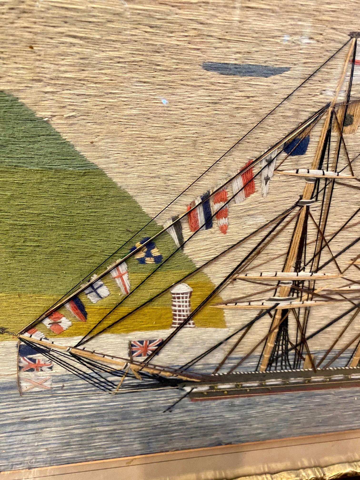 wollarbeit eines Seemanns aus dem 19. Jahrhundert mit einer britischen Fregatte vor Anker, um 1880, geschmückt mit einer Reihe britischer Flaggen und einer ganzen Reihe von Signalflaggen, die an den Stagen aufgereiht sind. Der Rumpf weist die