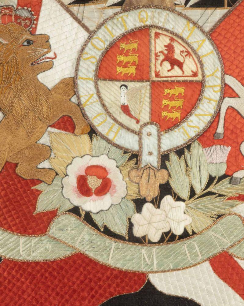 Charmantes und charaktervolles Wollkunstwerk eines britischen Seemanns aus dem 19. Jahrhundert mit Rahmen.

Darstellung des britischen Königswappens. Löwe und Einhorn in Seidenstickerei, flankiert von einem gestickten Wappen, das mit Perlen umrandet
