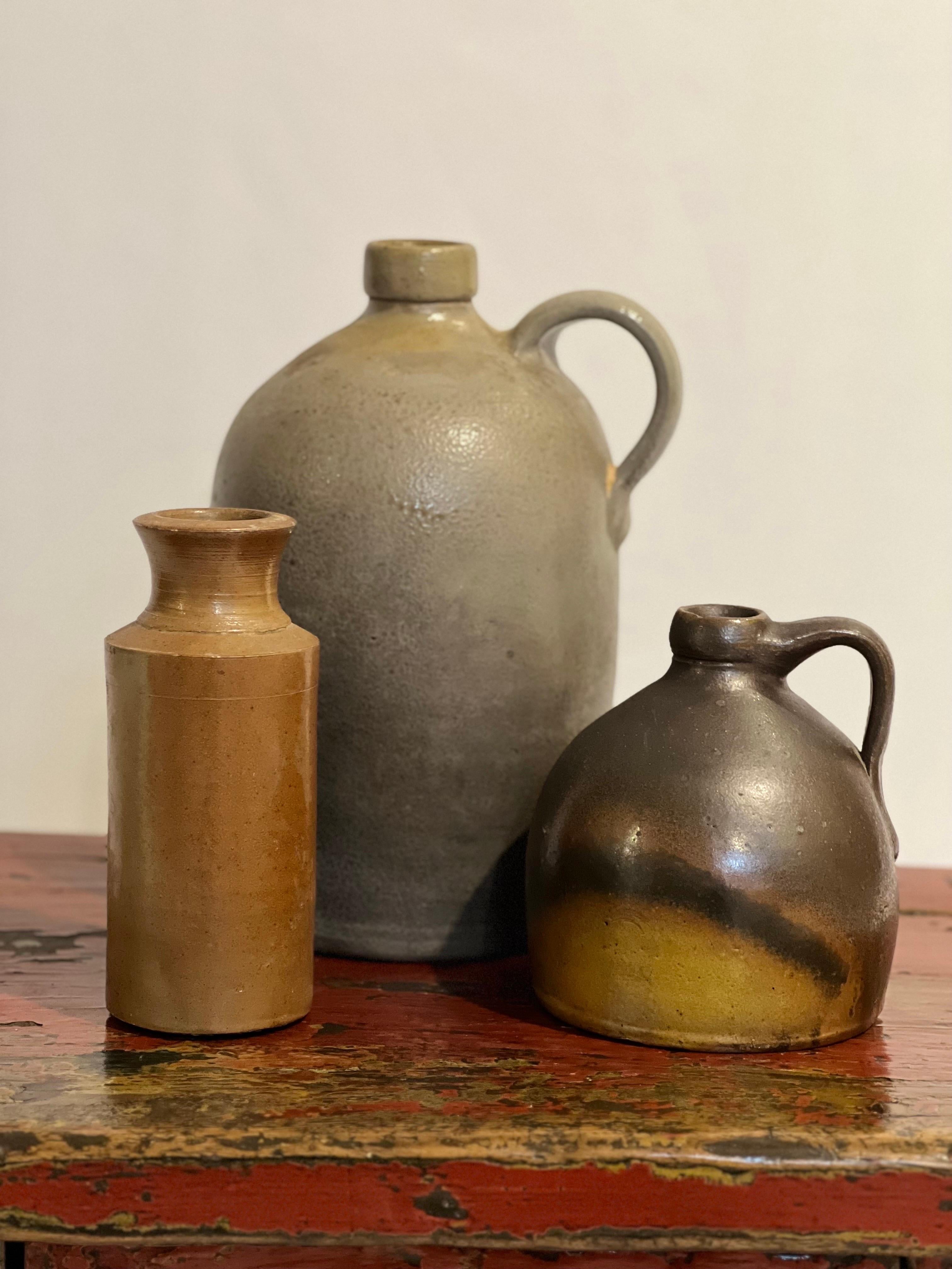 Eine Reihe von salzglasierten Krügen aus dem 19. Jahrhundert und eine Schwärzungsflasche.

Ein charmantes, handgefertigtes Trio aus Steingut, bestehend aus einem großen Krug, einem Whiskykrug und einer Schwärzungsflasche, die zur Aufbewahrung von