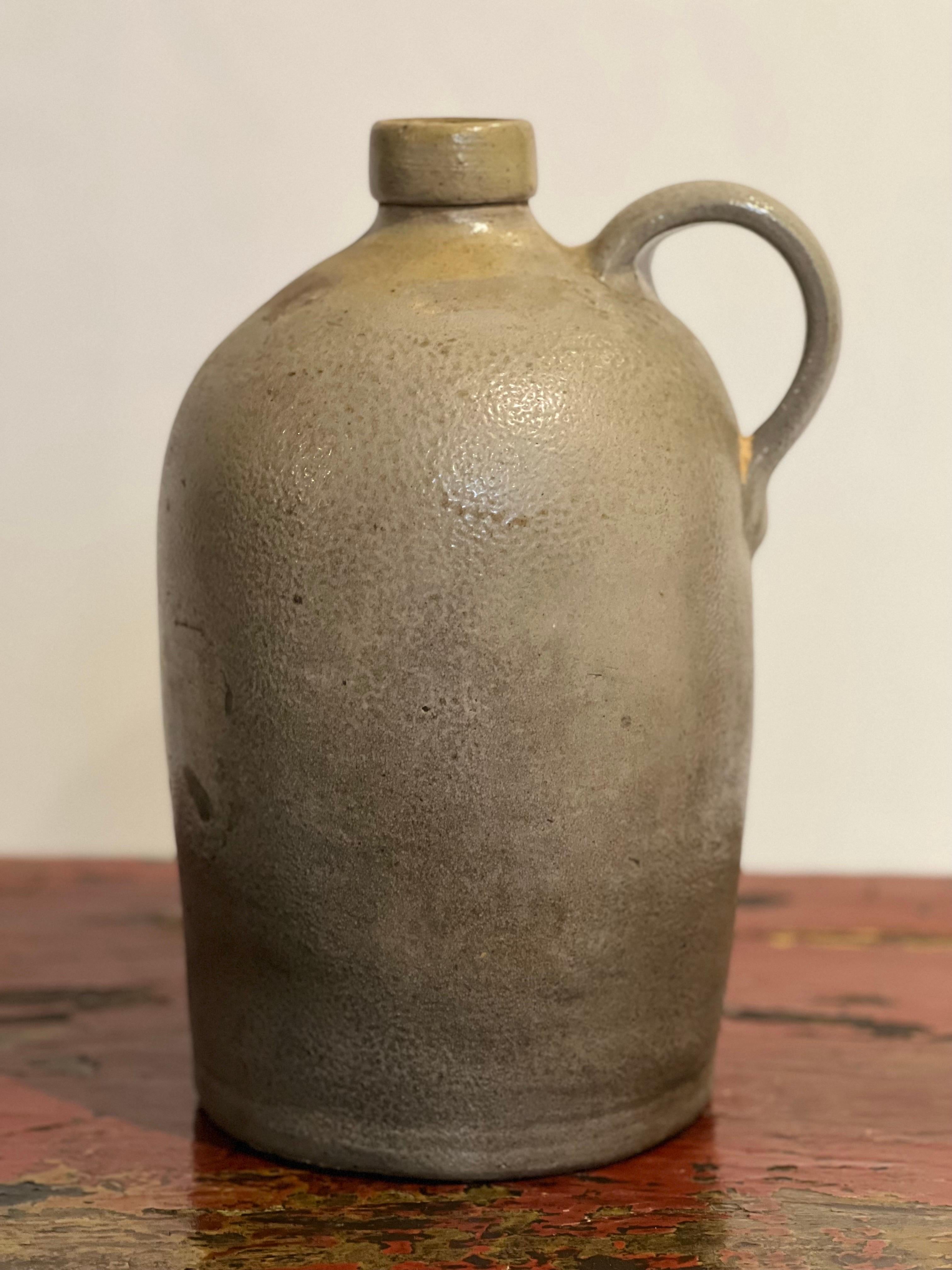 Antike Salzglasierte Steingutkrüge und Schwarzingflasche aus dem 19. Jahrhundert, Set (Primitiv) im Angebot