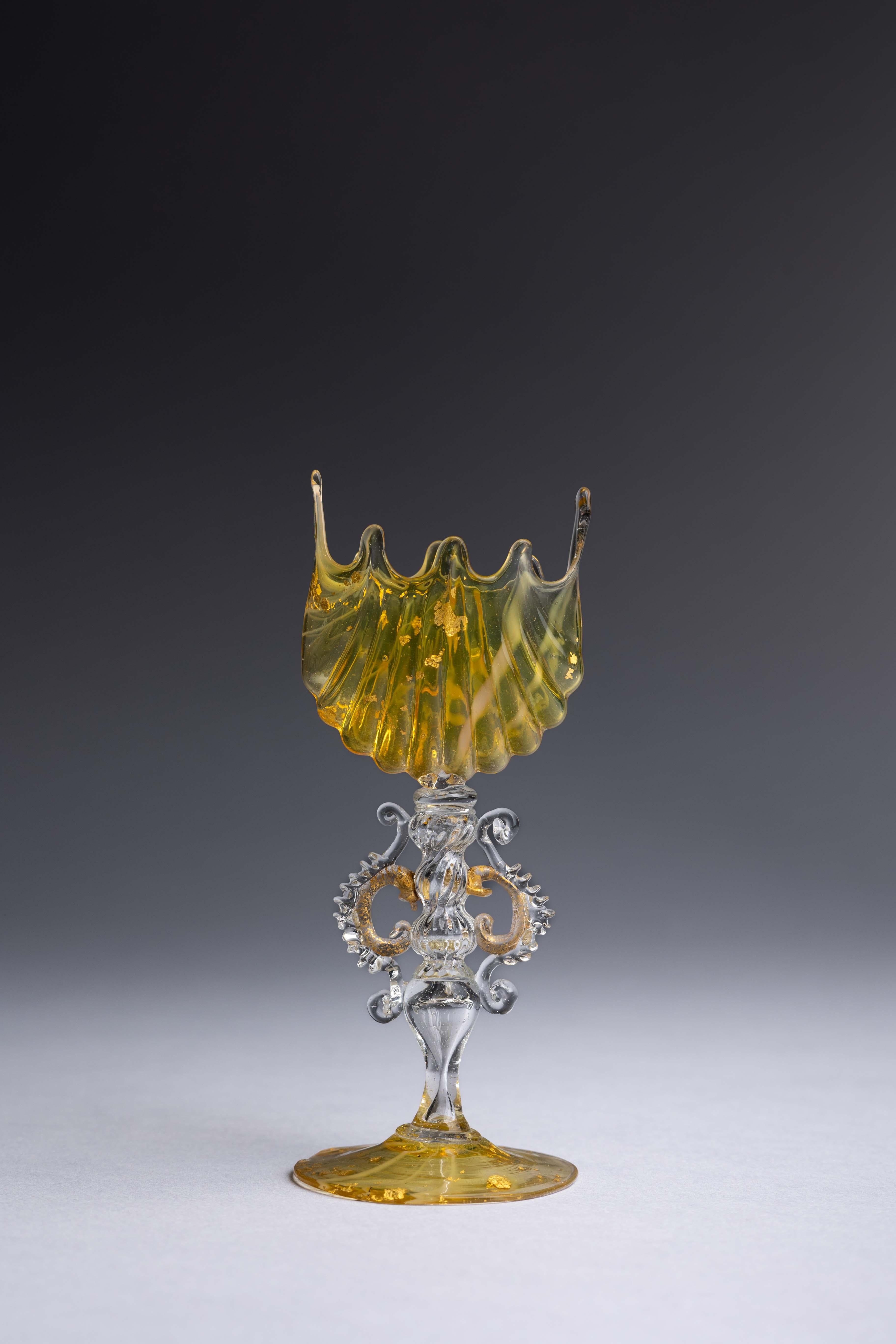 Ein Miniaturpokal aus Murano-Glas, hergestellt von den Glasmeistern Salviati & Co im späten 19. Jahrhundert, aus gelbem und klarem Glas mit Goldflecken, die zu einer unglaublich komplizierten Form gedreht wurden.

Im späten 19. Jahrhundert