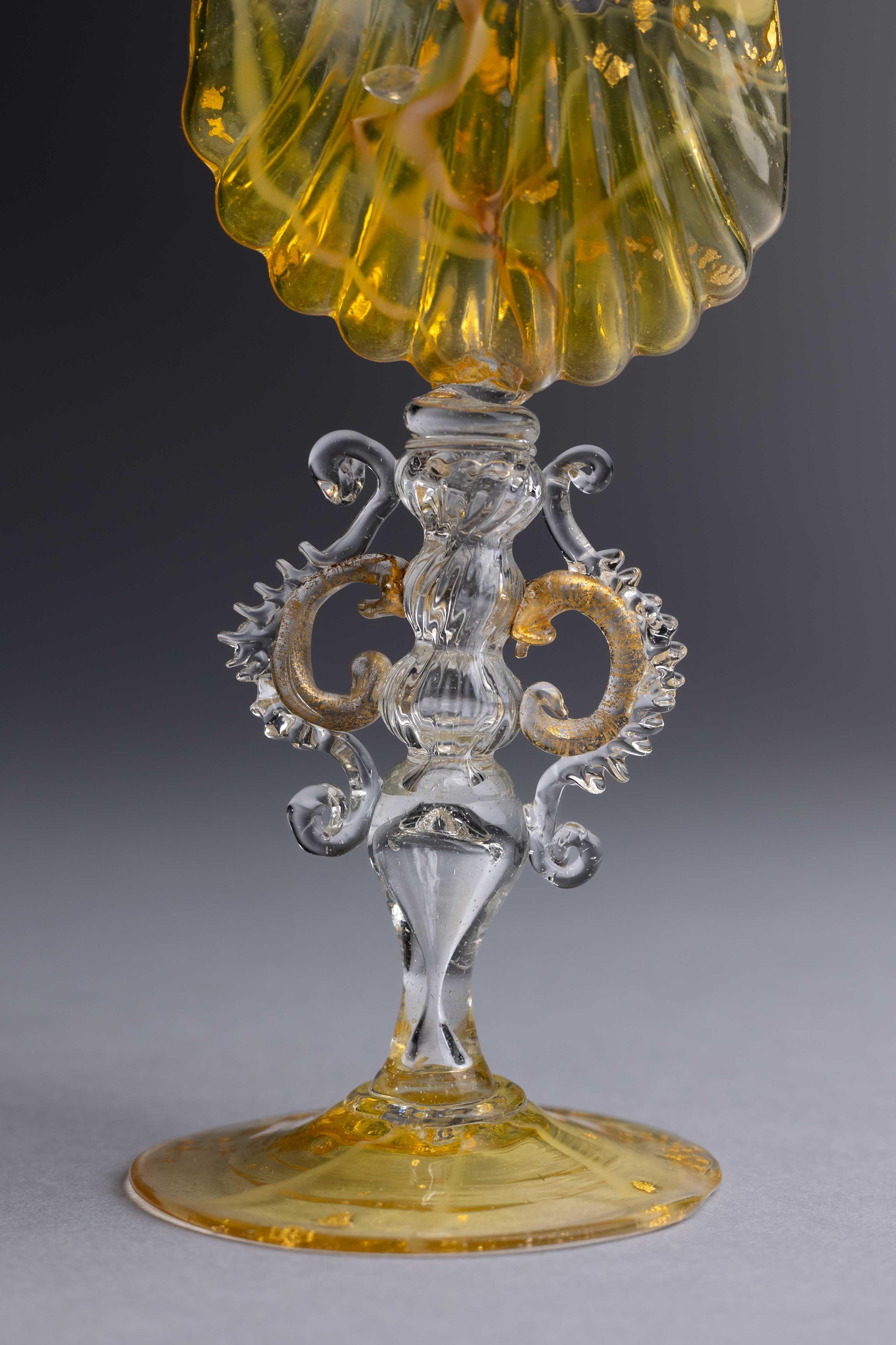 Verre brun Vase à gobelet italien de Murano du XIXe siècle, Salviati en vente