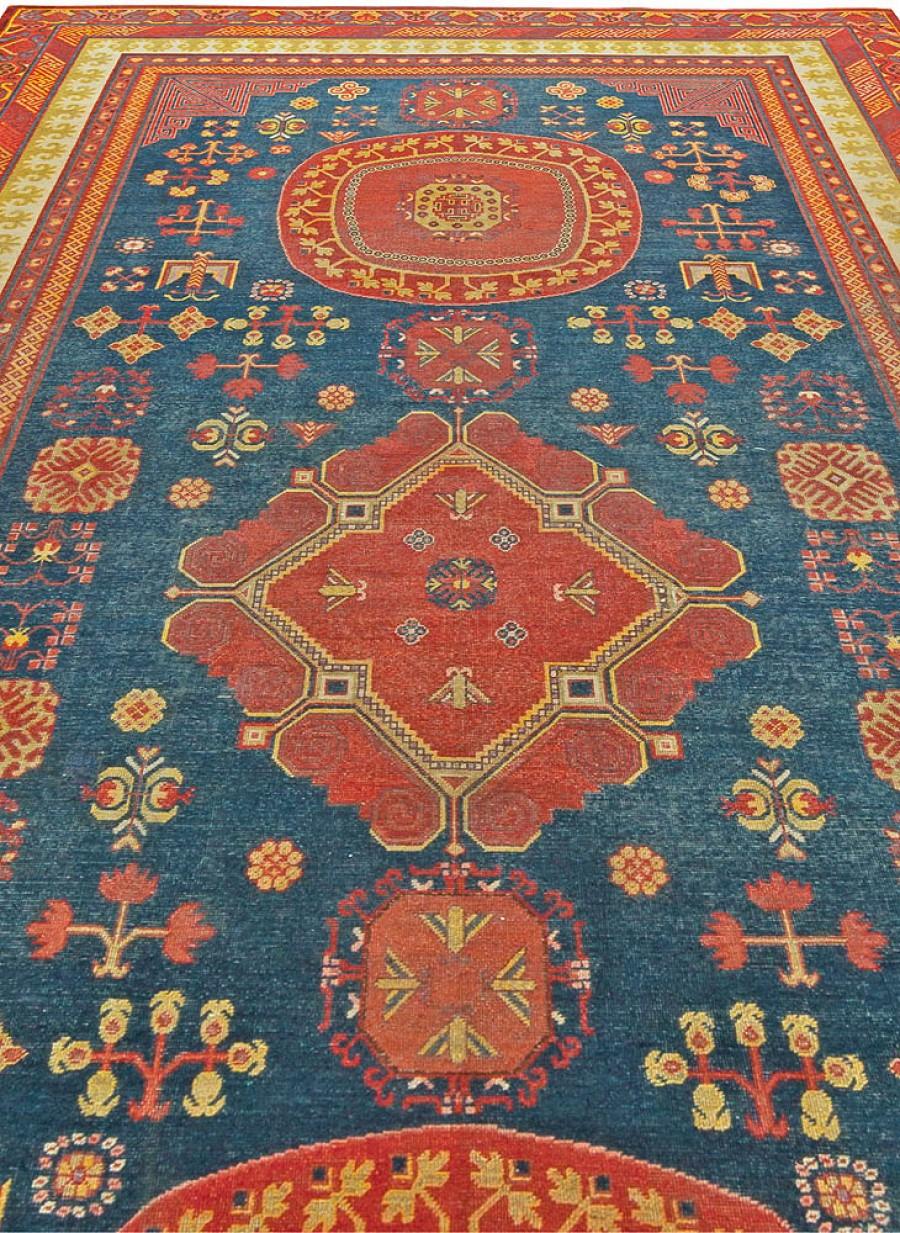 Authentischer handgefertigter roter und blauer Samarkand-Teppich aus dem 19.
Größe: 8'0