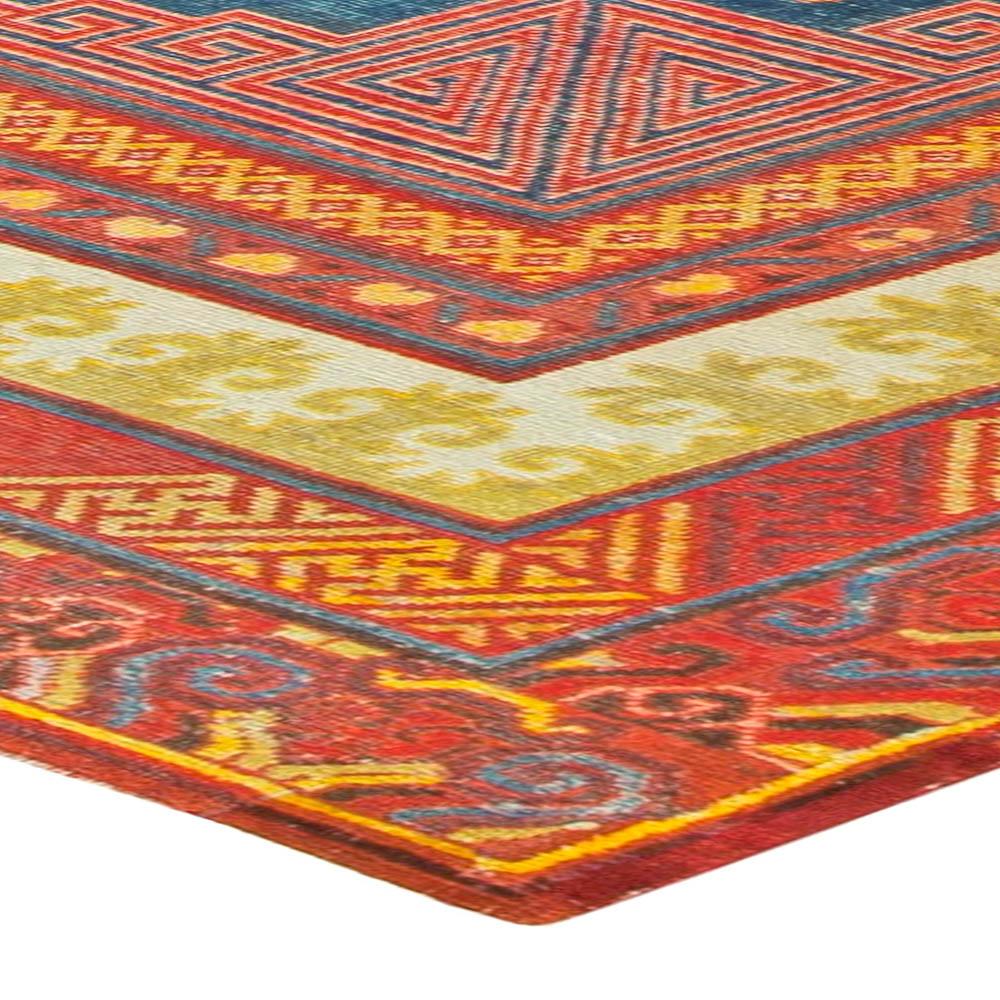 Doris Leslie Blauer Samarkand-Teppich in Rot und Blau aus dem 19. Jahrhundert, handgefertigt im Zustand „Gut“ im Angebot in New York, NY