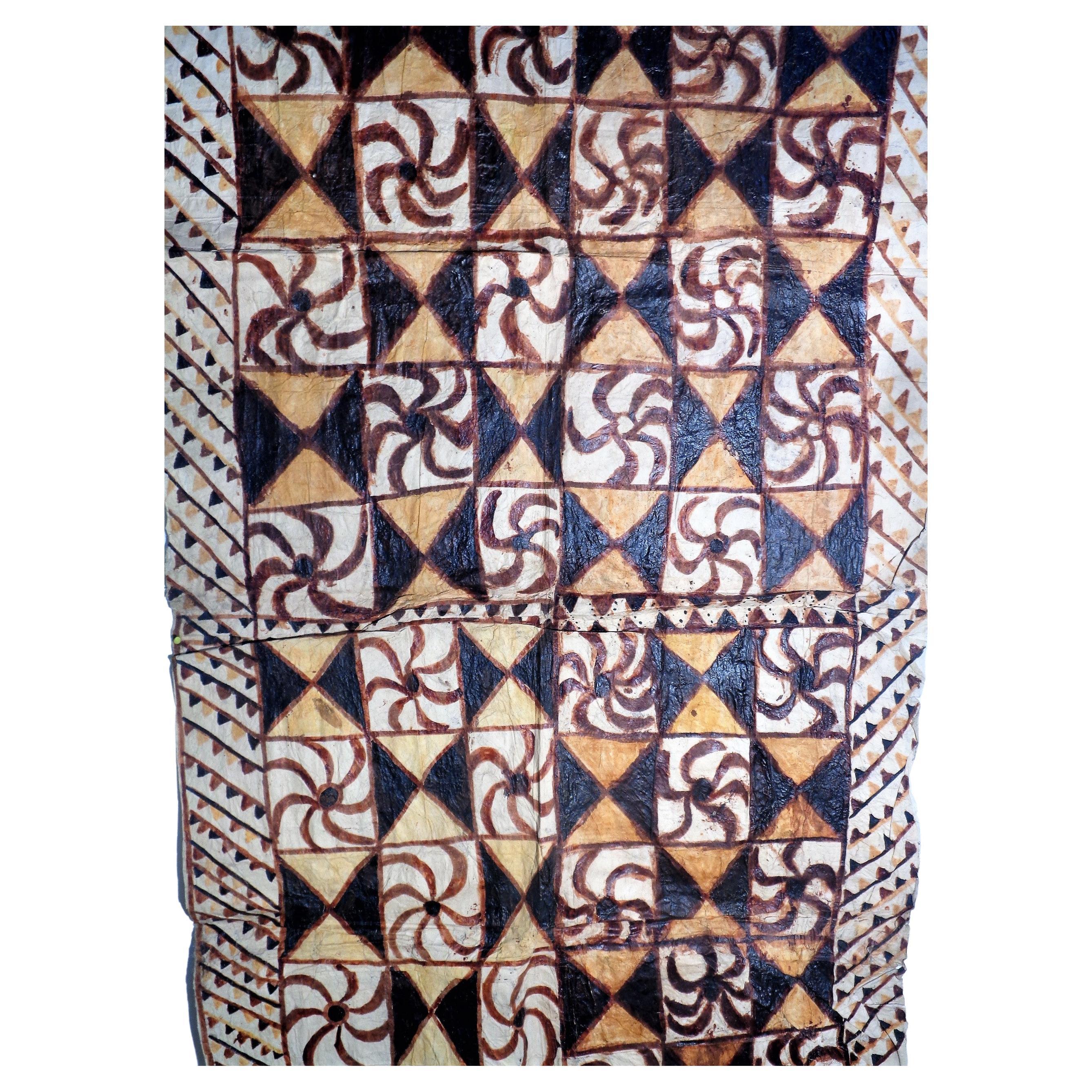 Tissu Siapo ( `tapa ) de Samoa du 19ème siècle fabriqué à partir de l'écorce interne d'un mûrier / peinture à main levée décorée ( Siapo Mamanu ) avec des teintures naturelles provenant de plantes, d'arbres et d'argiles. Ce grand tissu tapa est