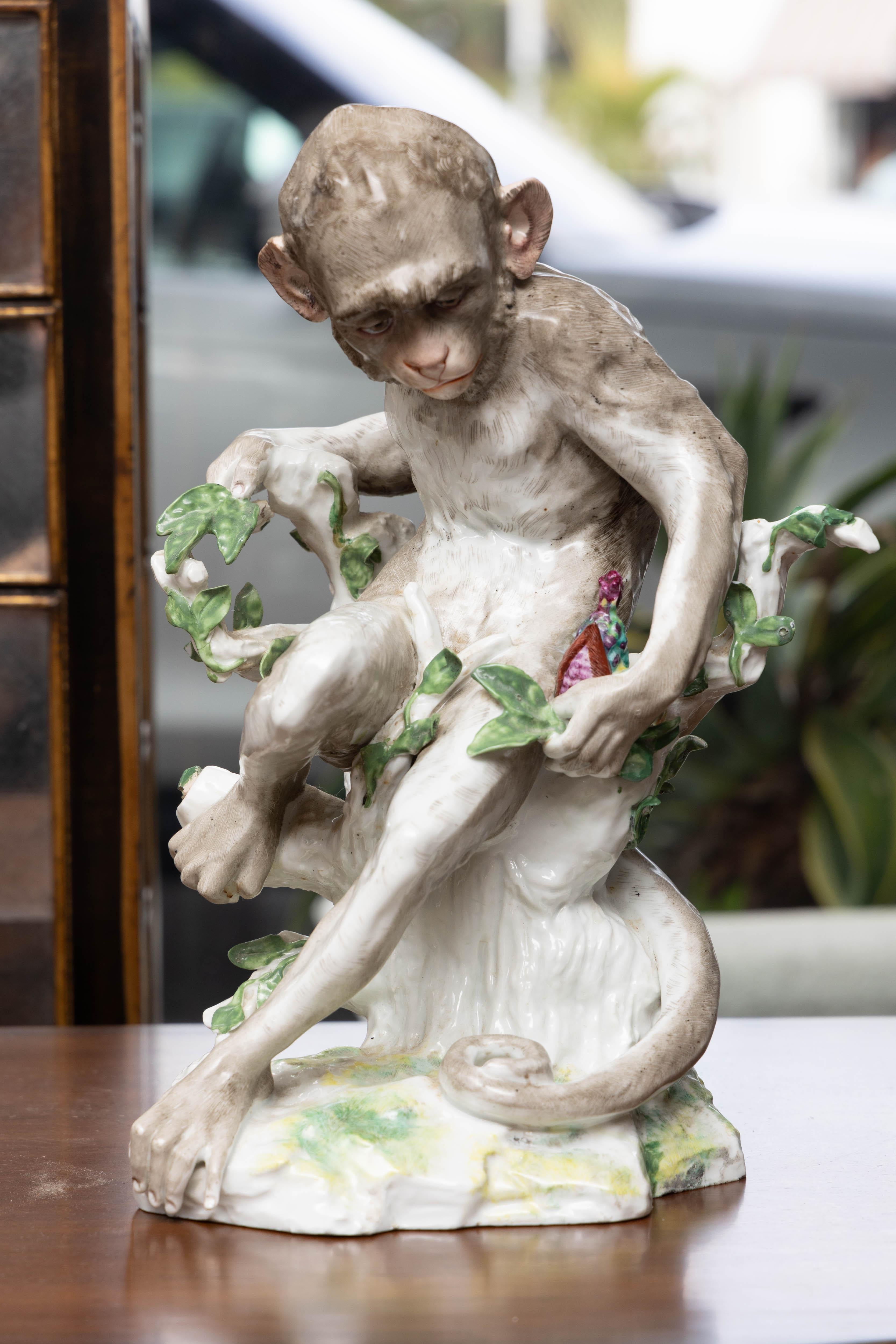Dies ist eine exquisite Edmé Samson polychromierte Porzellanfigur eines sitzenden Affen in einer naturalistischen Umgebung.  Unterglasurmarke. 19. Jahrhundert.
