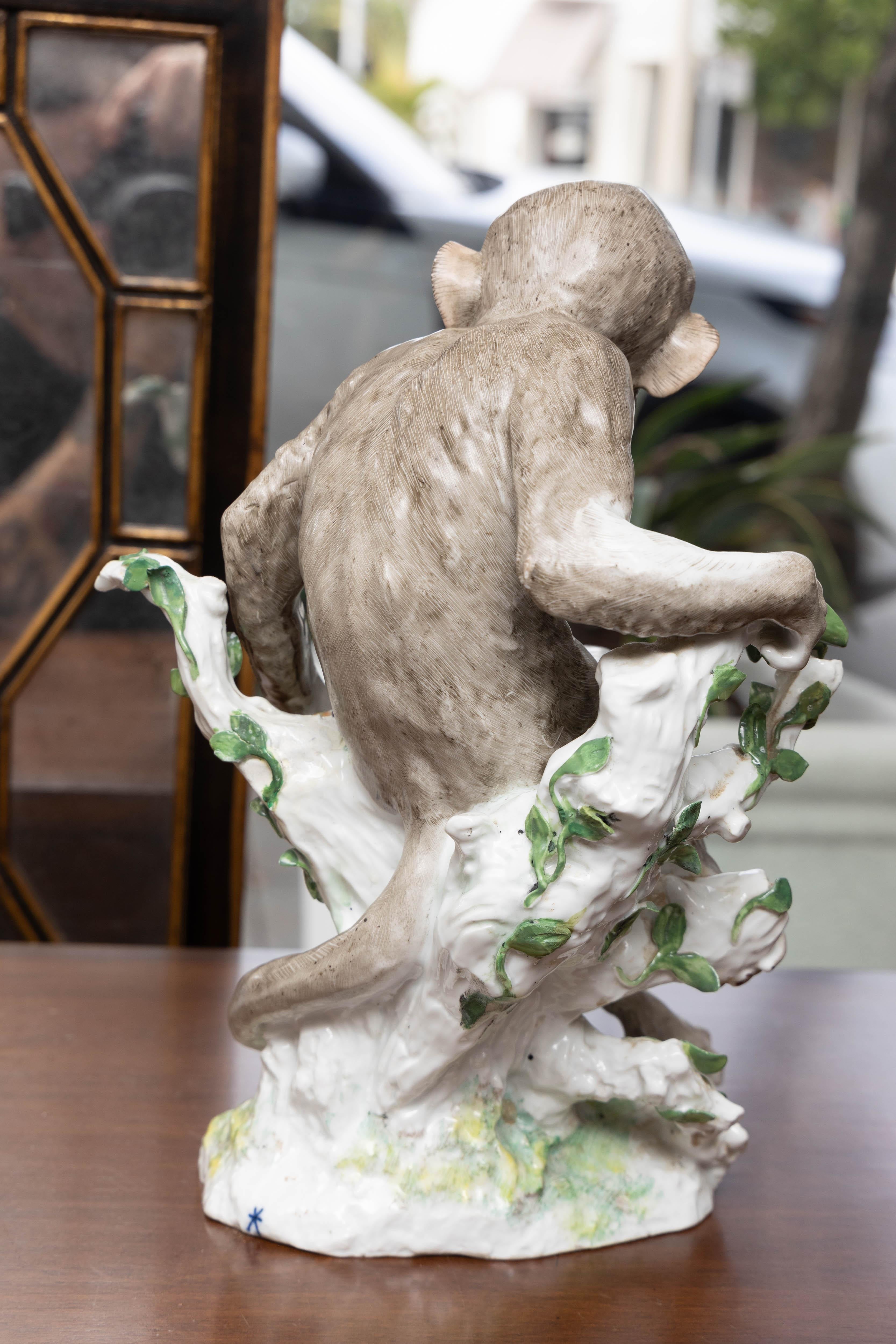 19. Jahrhundert Edmé Samson Polychromierte Porzellanfigur eines Affen. im Angebot 2