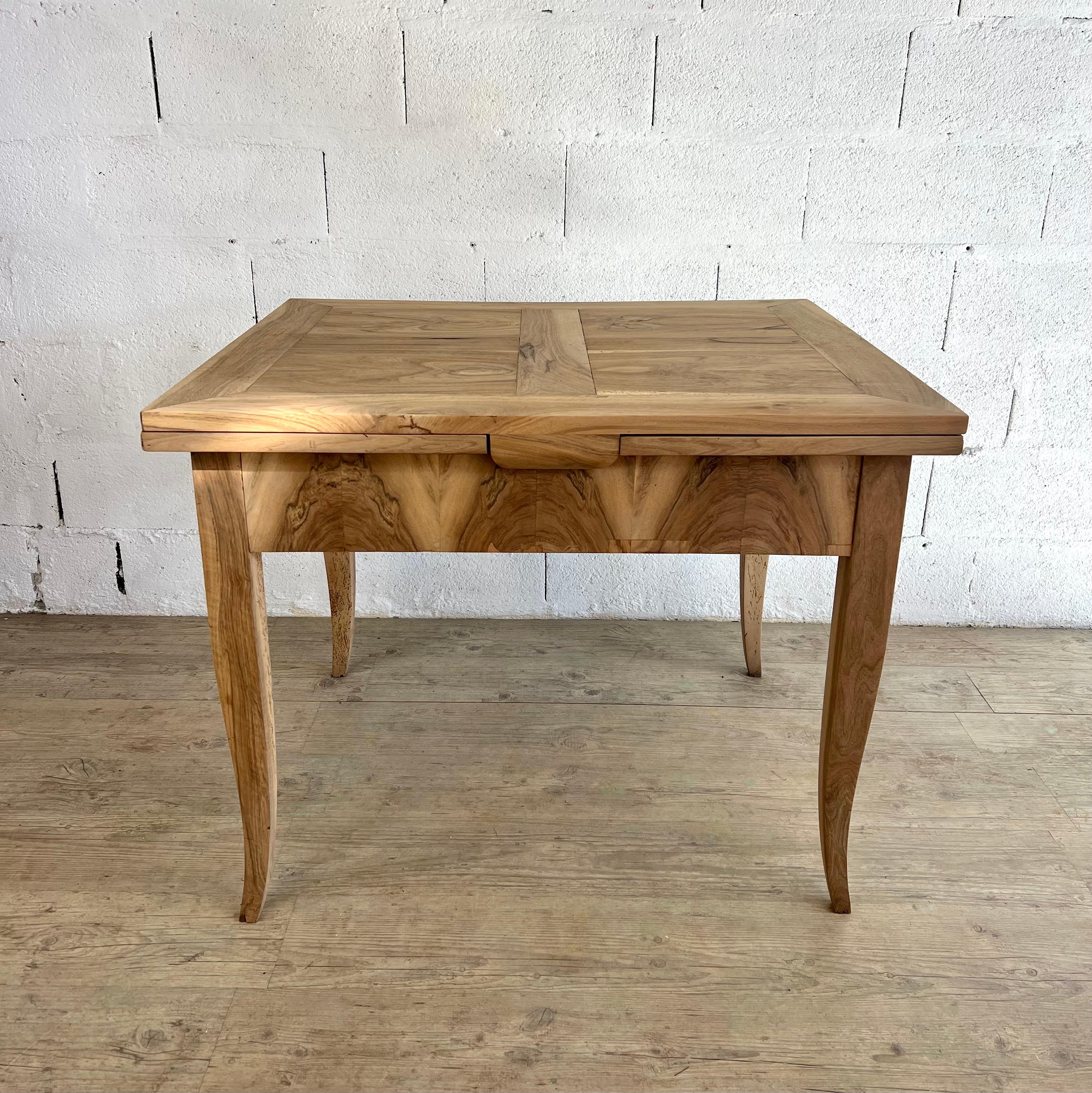 This elegant 19th-century walnut extendable desk is a perfect blend of functionality and timeless design. Measuring 101 cm in width without extensions and expanding to 185 cm when fully opened, it seamlessly adapts to different needs, serving as a