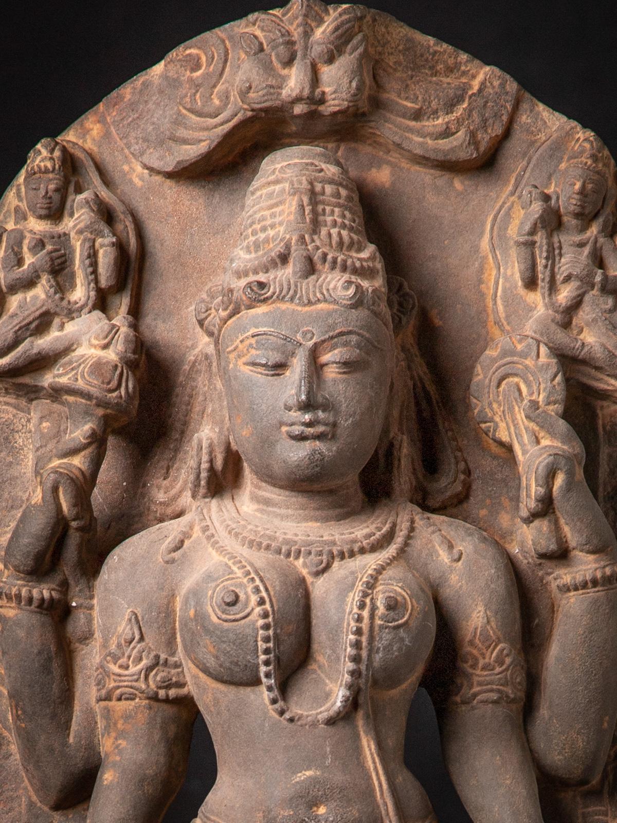 Statue en grès du XIXe siècle représentant Saraswati avec Ganesha et Kartikeya, originaire d'Inde en vente 5