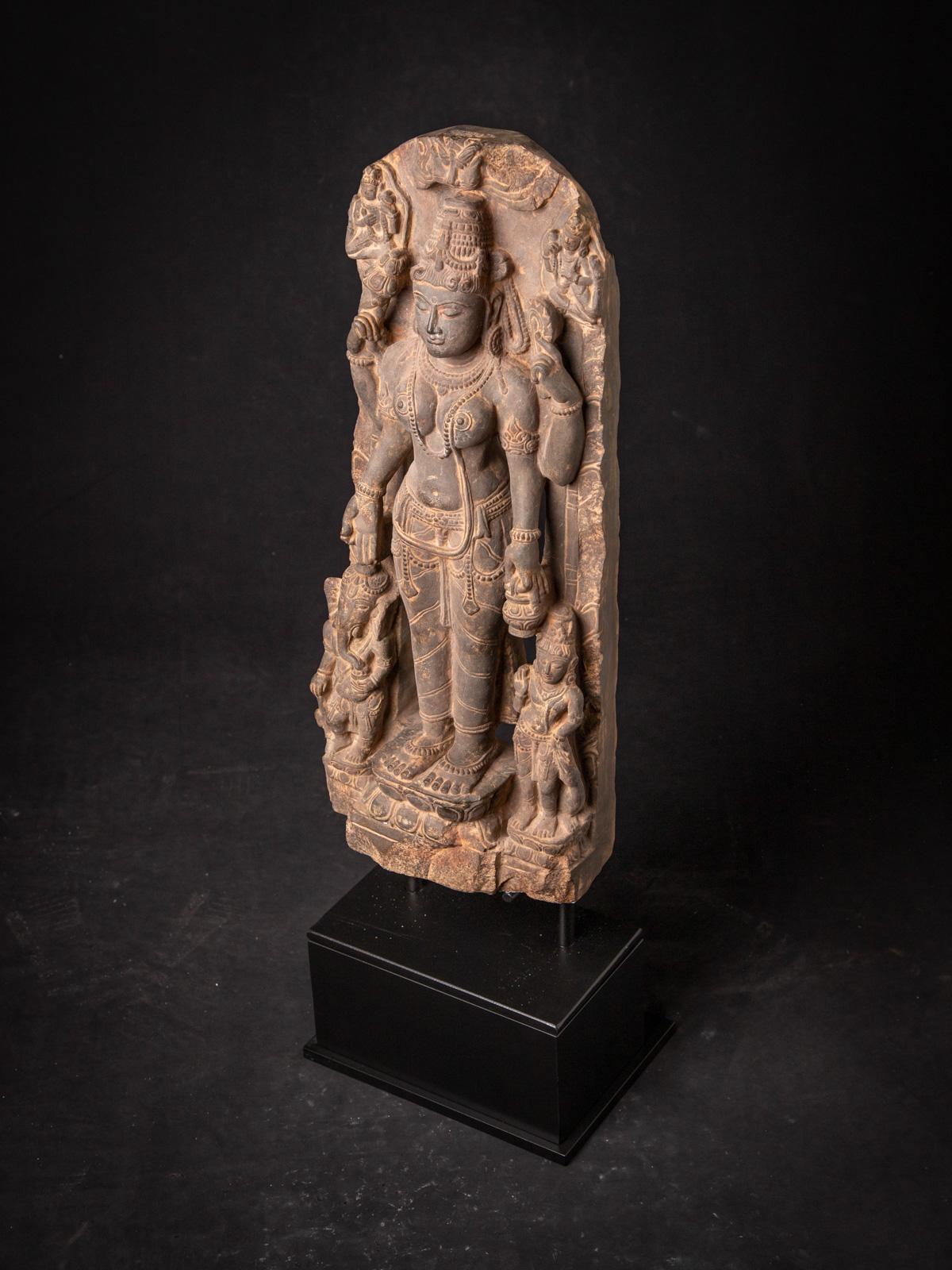 Statue en grès du XIXe siècle représentant Saraswati avec Ganesha et Kartikeya, originaire d'Inde en vente 6